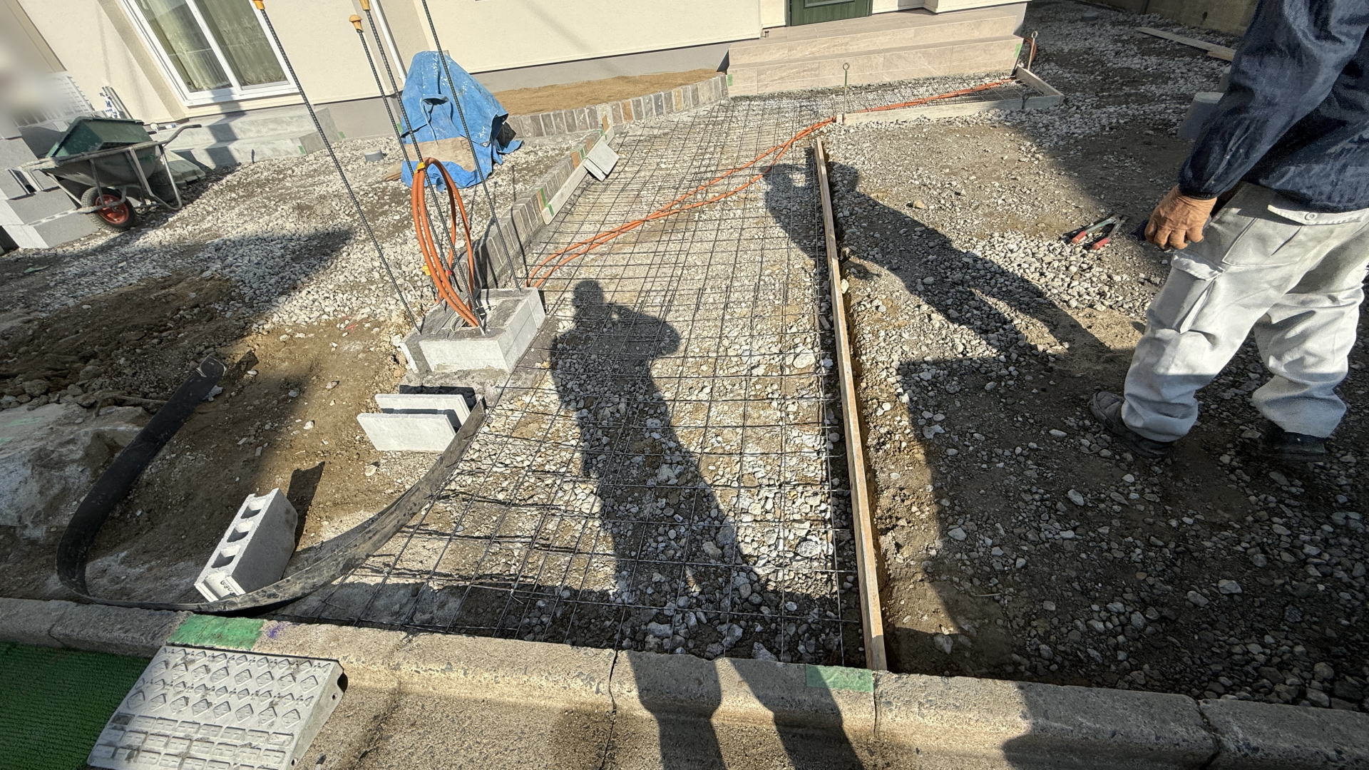 高槻市K様邸 アプローチ スクリューメッシュ敷設