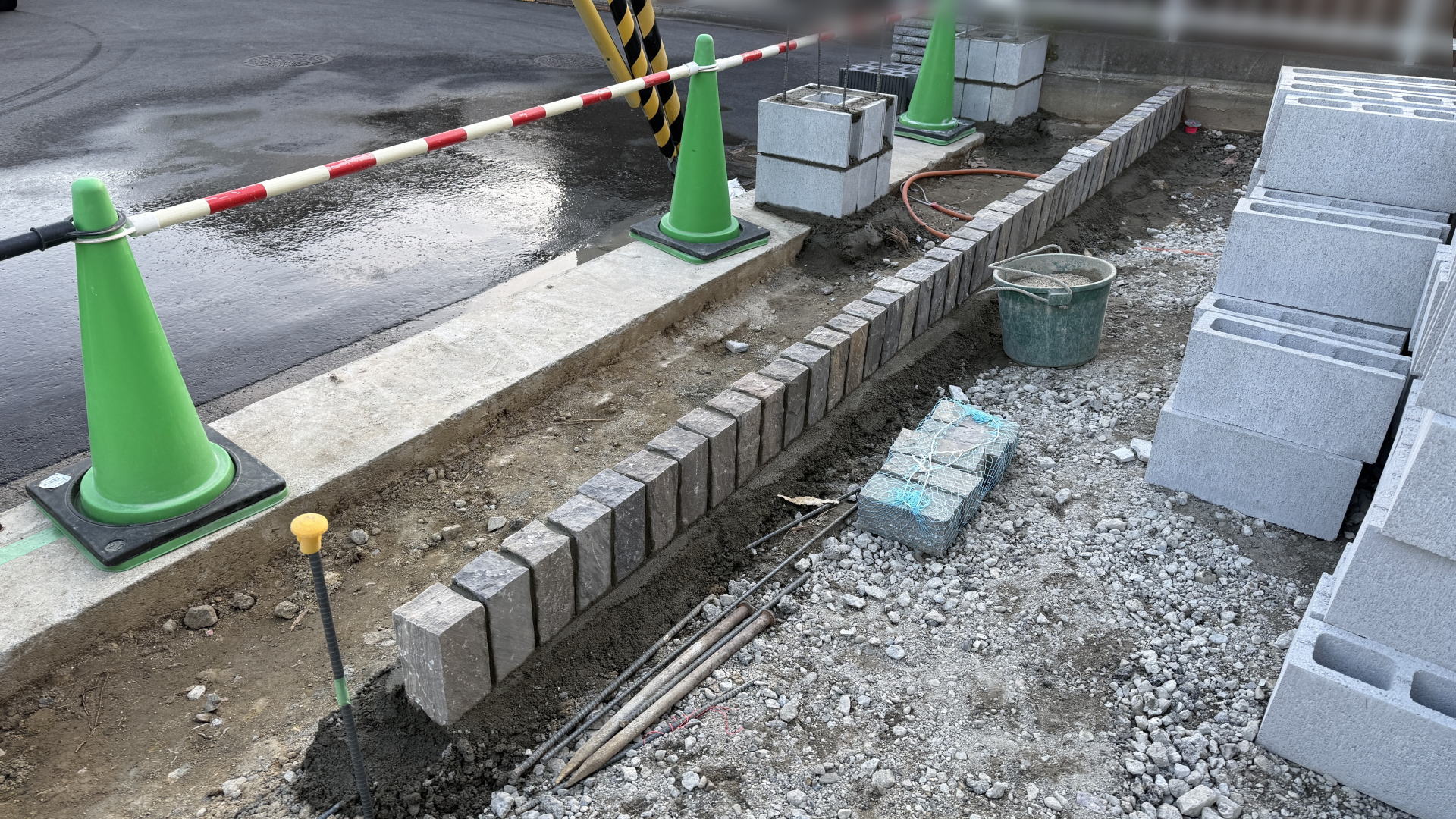 高槻市K様邸 お庭 花壇ピンコロ積み ユニソン ピンコロW/ランダムグレー