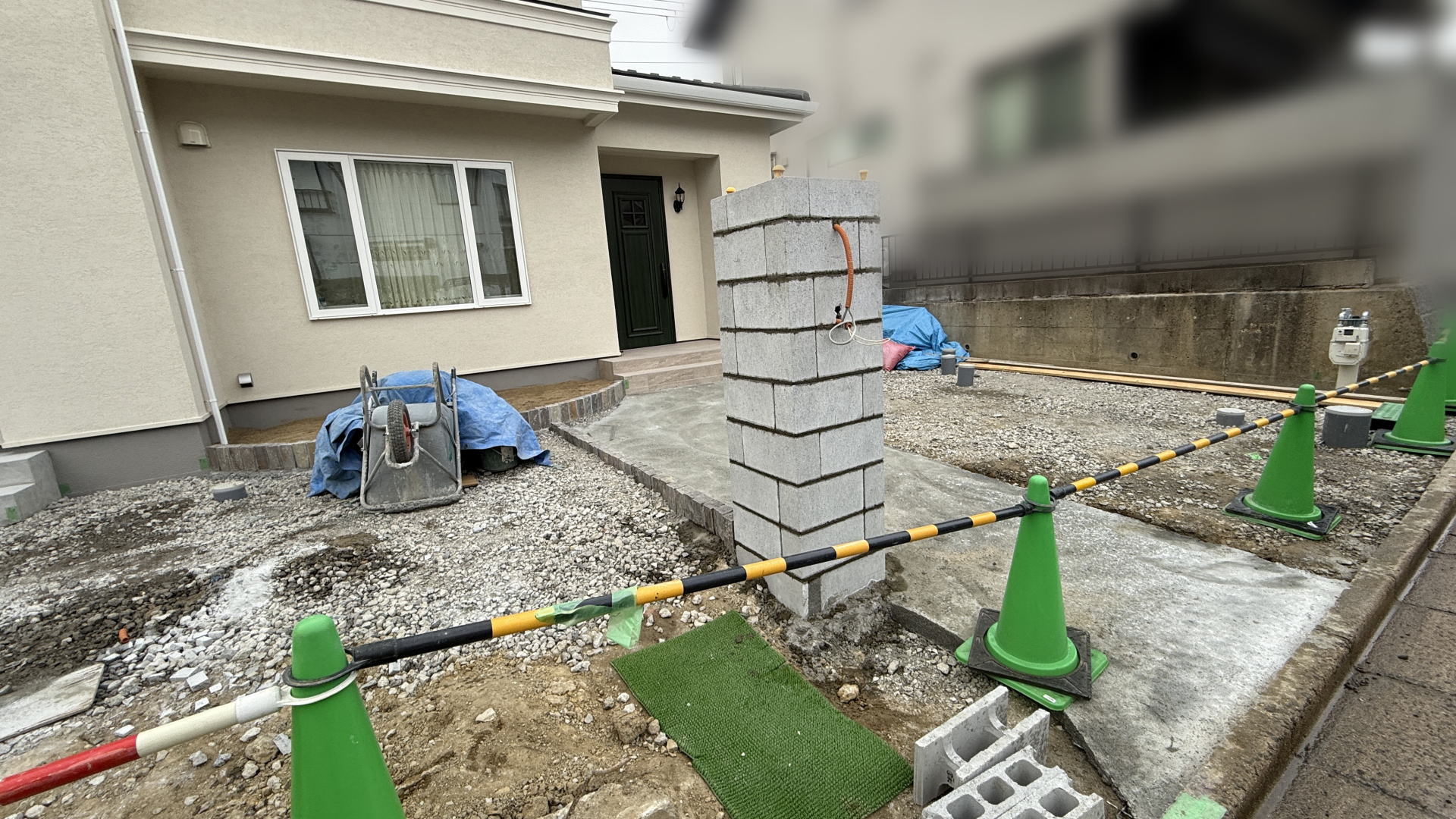 高槻市K様邸　アプローチ　門柱下地ブロック積み