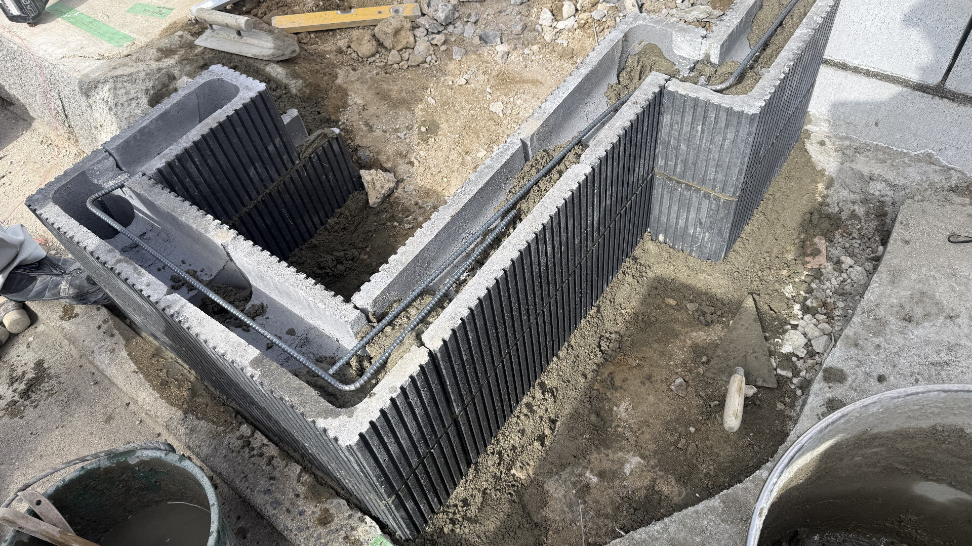 高槻市K様邸 アプローチ 花壇化粧ブロック積み ユニソン タウラクロス/ブラック