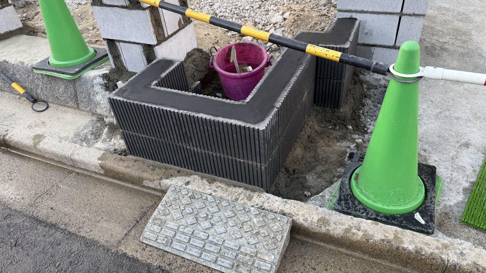 高槻市K様邸　アプローチ　花壇化粧ブロック積み　ユニソン　タウラクロス/ブラック　