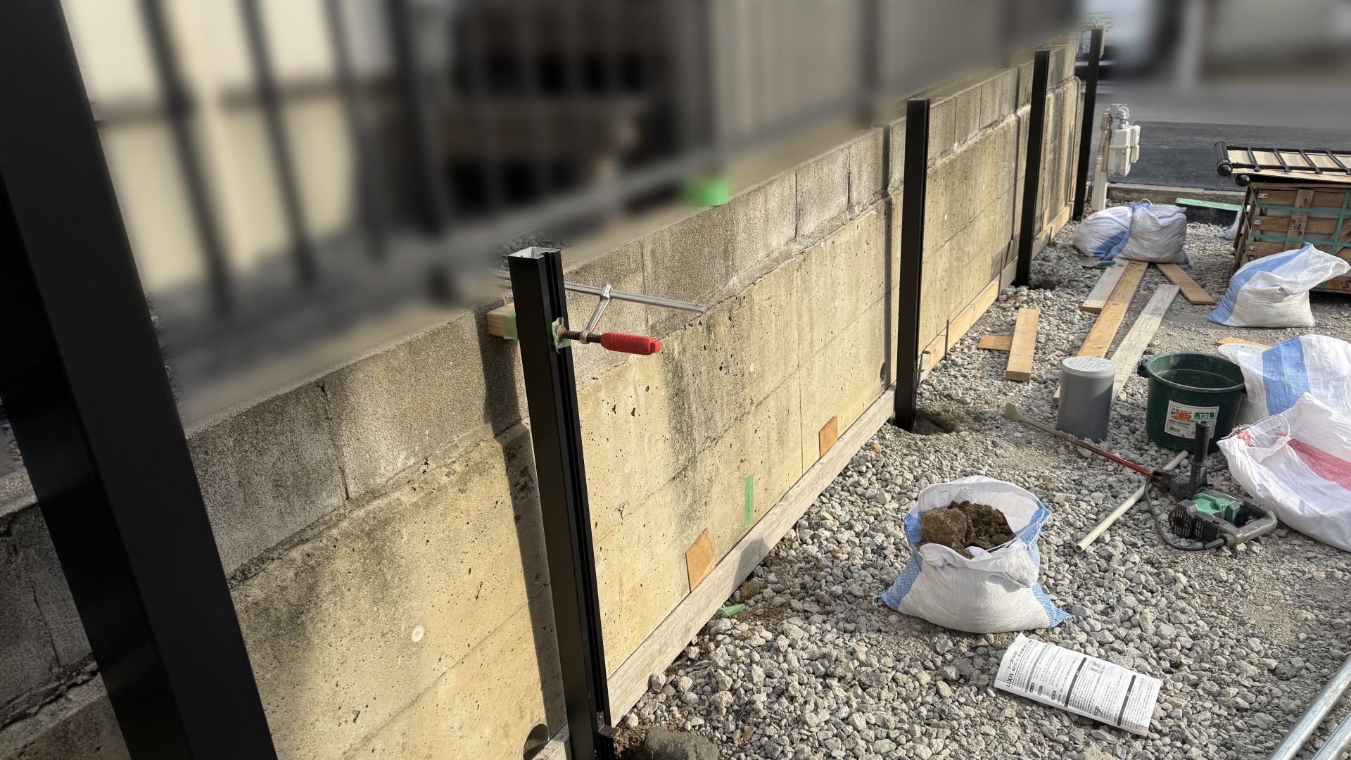 高槻市K様邸 隣地境界沿い 多段柱設置