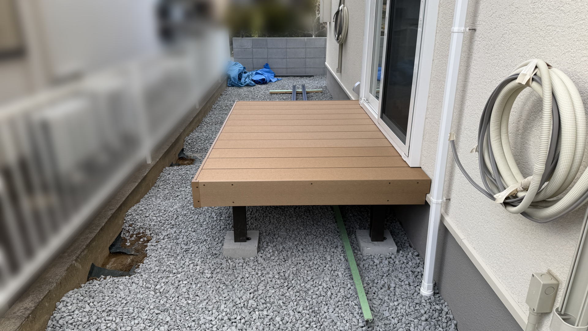 高槻市K様邸　サービスヤード　ウッドデッキ設置　LIXIL　樹ら楽ステージ/ライトウッド＆オータムブラウン　縦張り・幕板タイプ