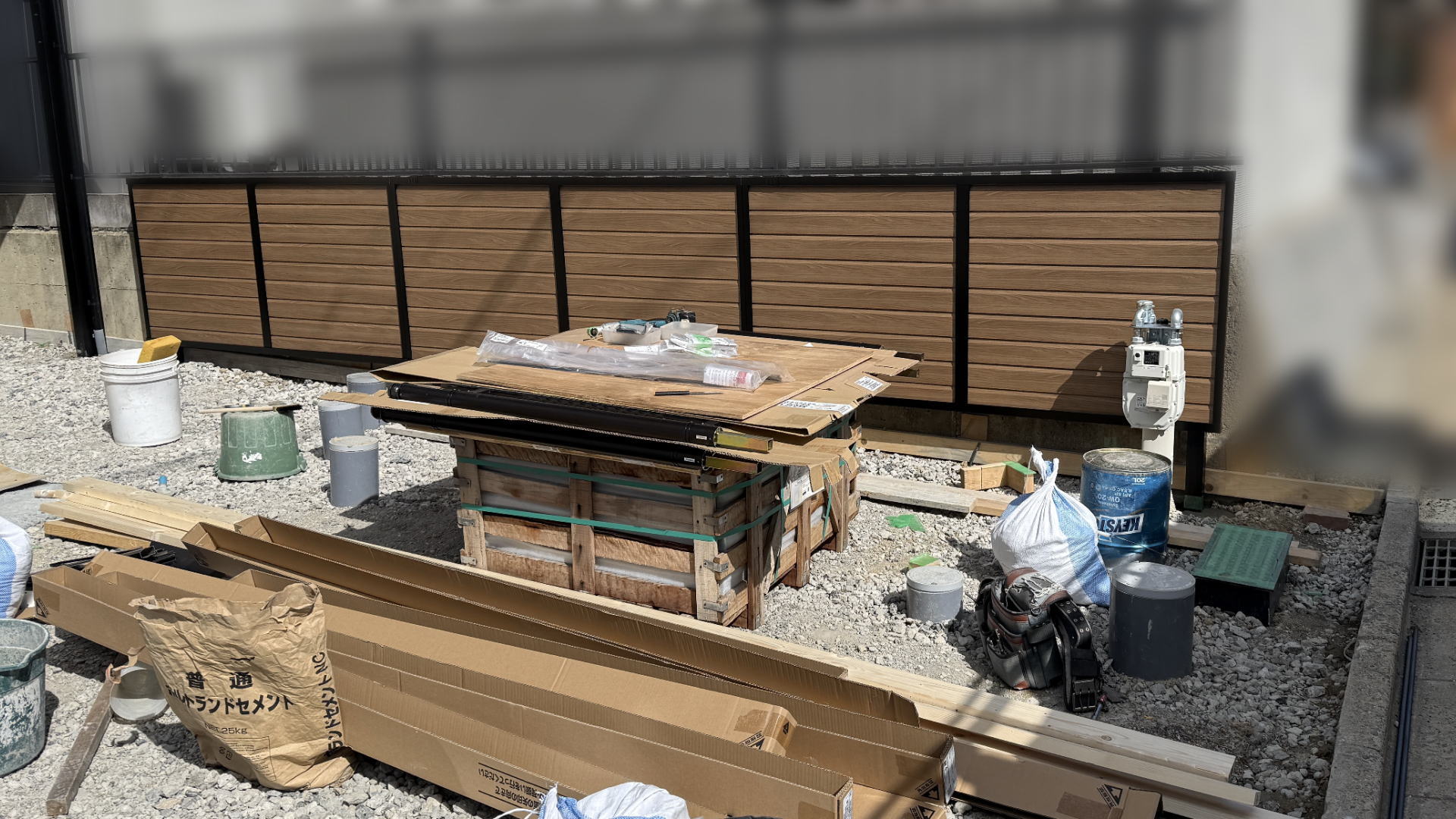 高槻市K様邸 隣地境界沿い 目隠しフェンス設置 LIXIL 多段柱T12/ブラック フェンスAB YL2-K型(片面木調) /ブラック&チェリーウッド T-10