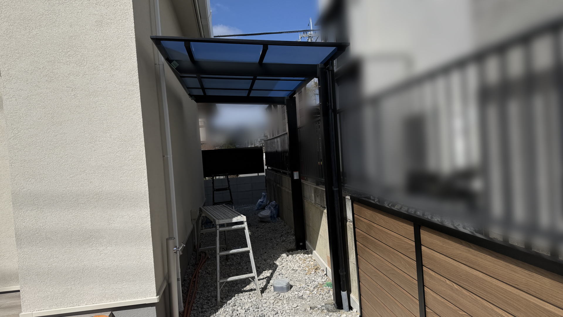 高槻市K様邸 自転車置き場 サイクルポート設置 LIXIL ネスカFミニ18-29型/ブラック 熱線吸収ポリカ/クリアマットS