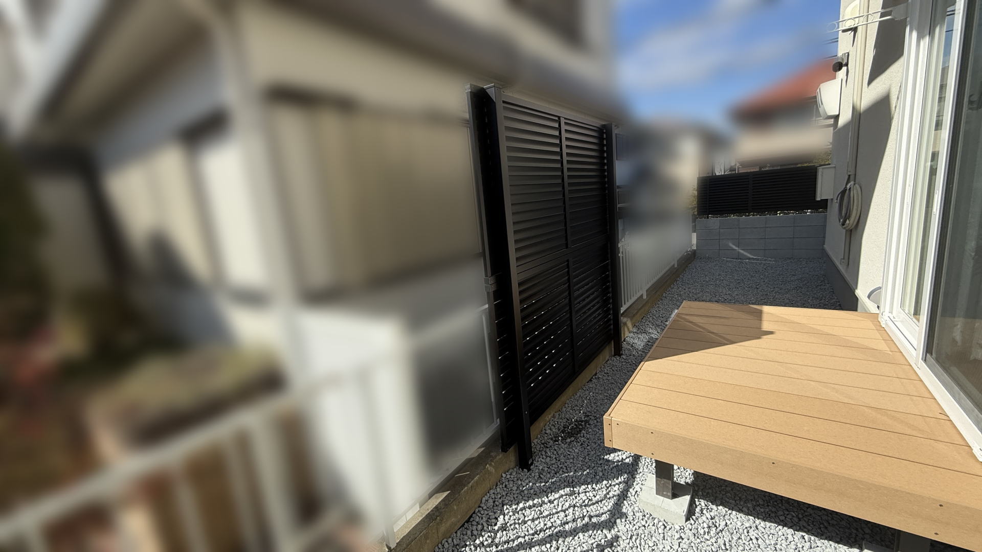 高槻市K様邸 サービスヤード 目隠しフェンス設置 LIXIL フェンスAB YL3型/ブラック T10 2段施工 多段柱T20/ブラック