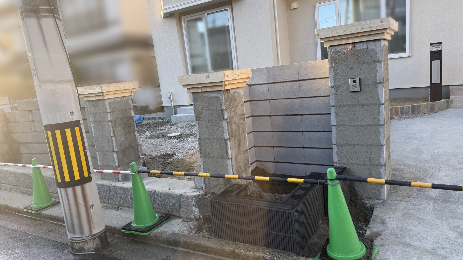 高槻市K様邸 ファサード 門柱・角柱笠木モルタル打設 インターフォン設置 ブロック積み