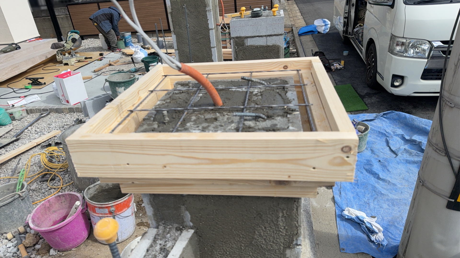 高槻市K様邸 ファサード 角柱・門柱 笠木型枠・スクリューメッシュ設置