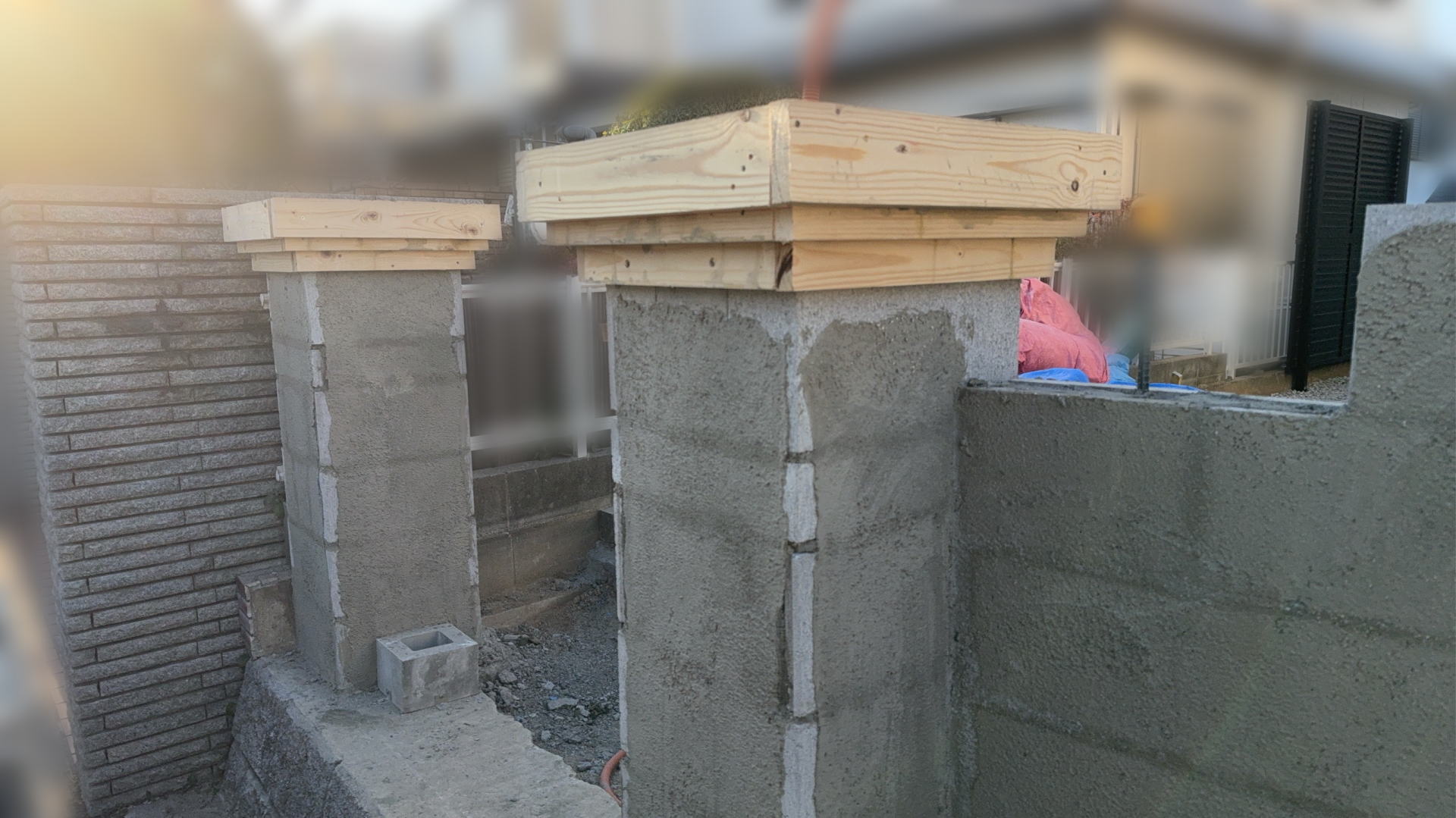 高槻市K様邸 ファサード 角柱 笠木モルタル打設