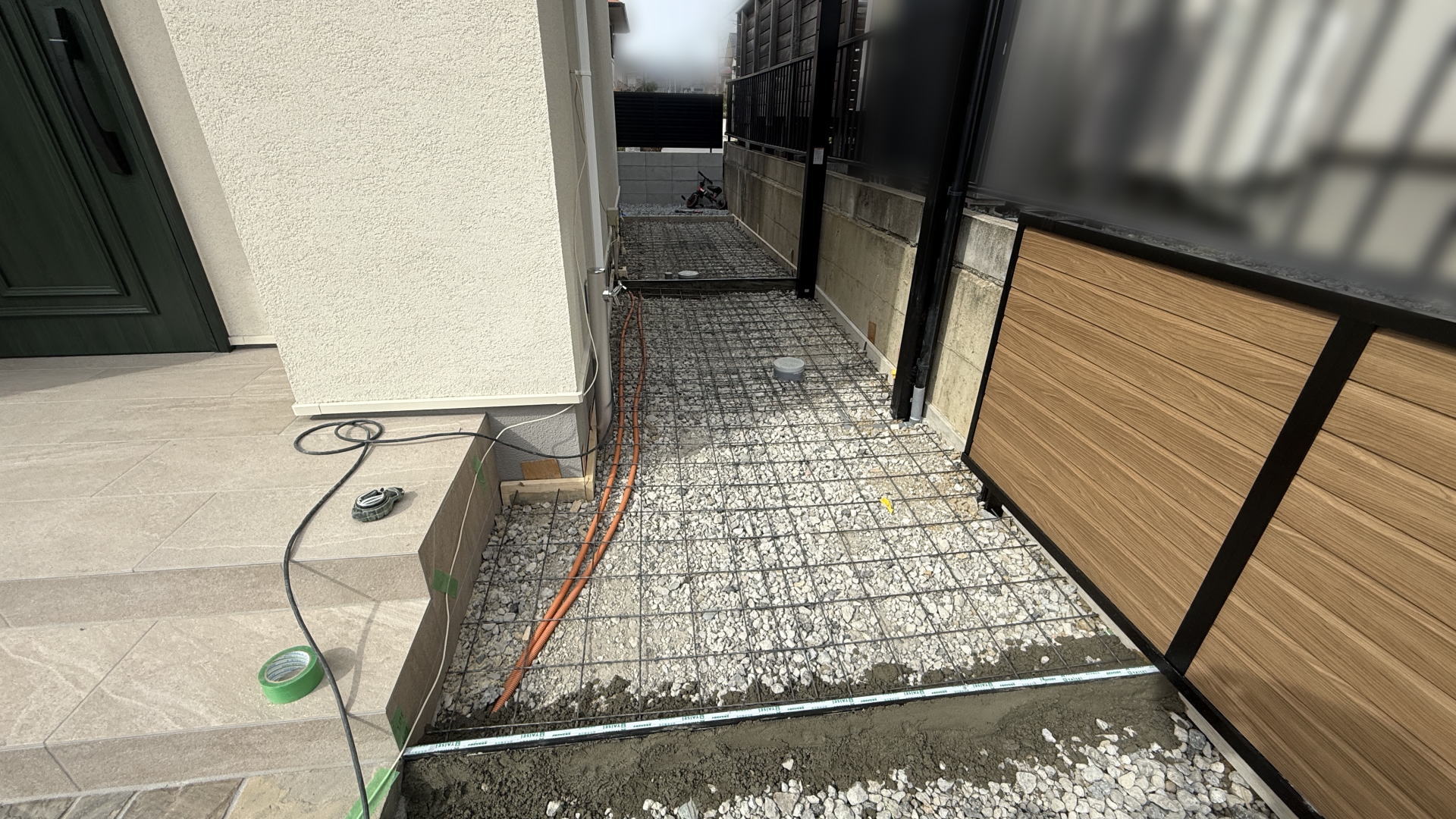 高槻市K様邸 自転車置き場 型枠・成形伸縮目地設置・スクリューメッシュ敷設