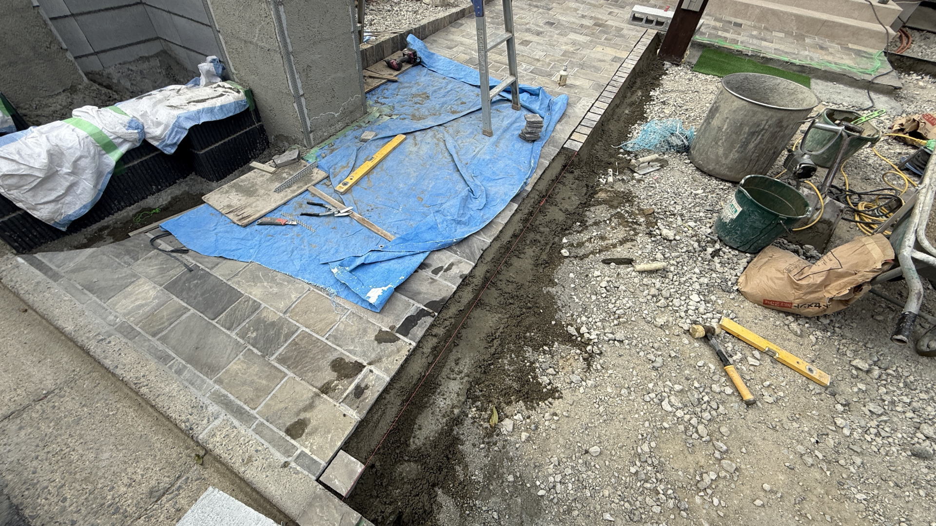 高槻市K様邸 ガレージ 縁取り ユニソン ピンコロW/ランダムグレー