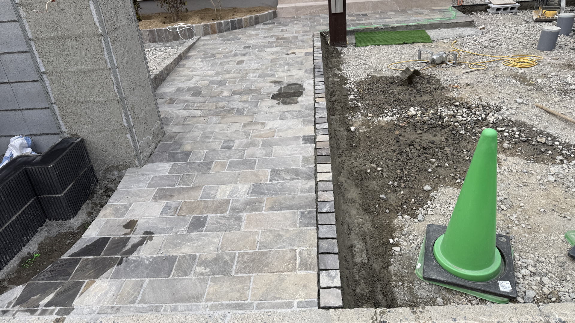 高槻市K様邸 ガレージ 縁取り ユニソン ピンコロW/ランダムグレー