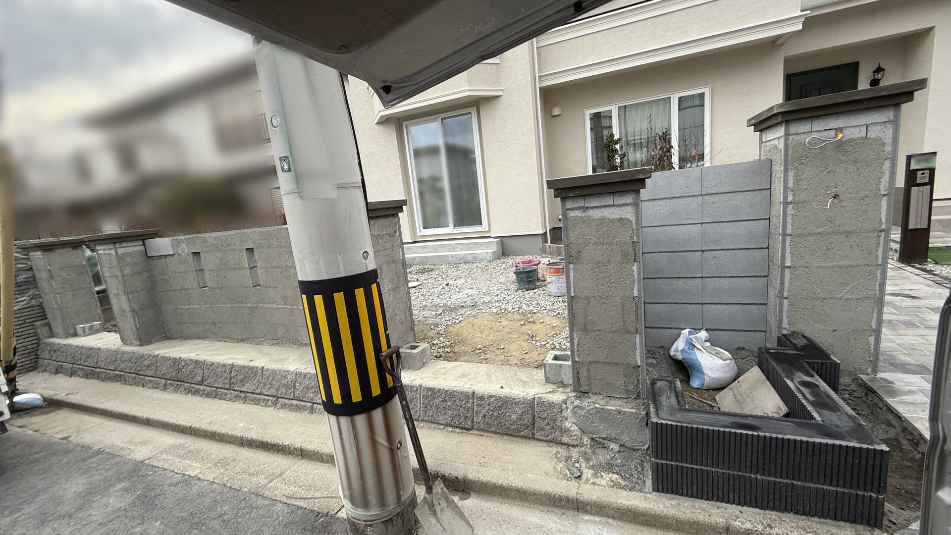 高槻市K様邸 ファサード 笠木左官仕上げ ブロック塀コーナー定規設置