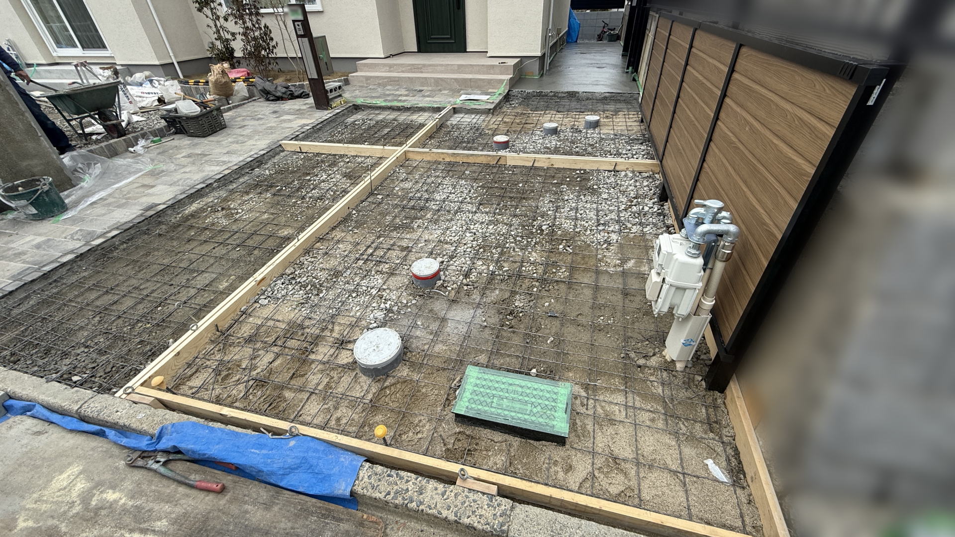 高槻市K様邸 カースペース 型枠・スクリューメッシュ敷設
