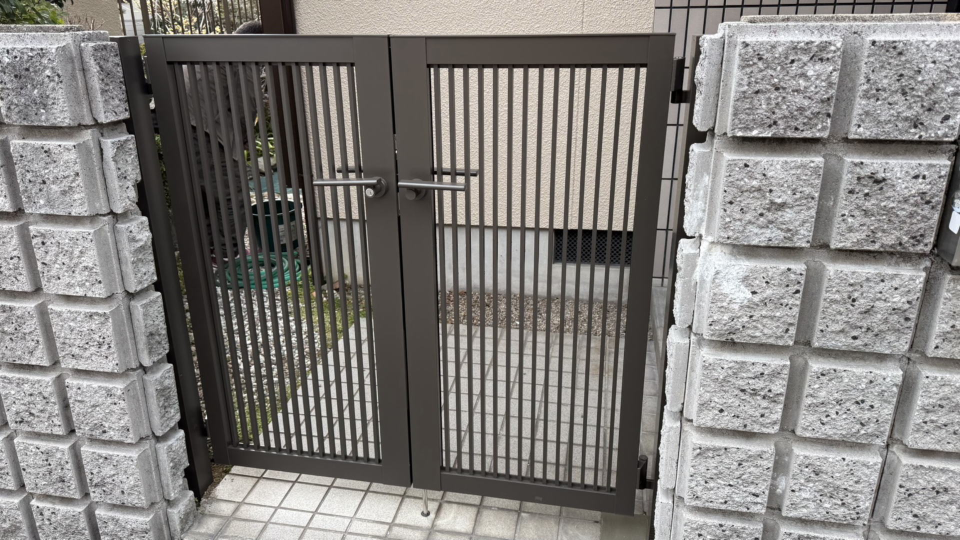 高槻市S様邸　アプローチ　門扉取替　LIXIL　門扉TR2型/オータムブラウン　シリンダーPA錠