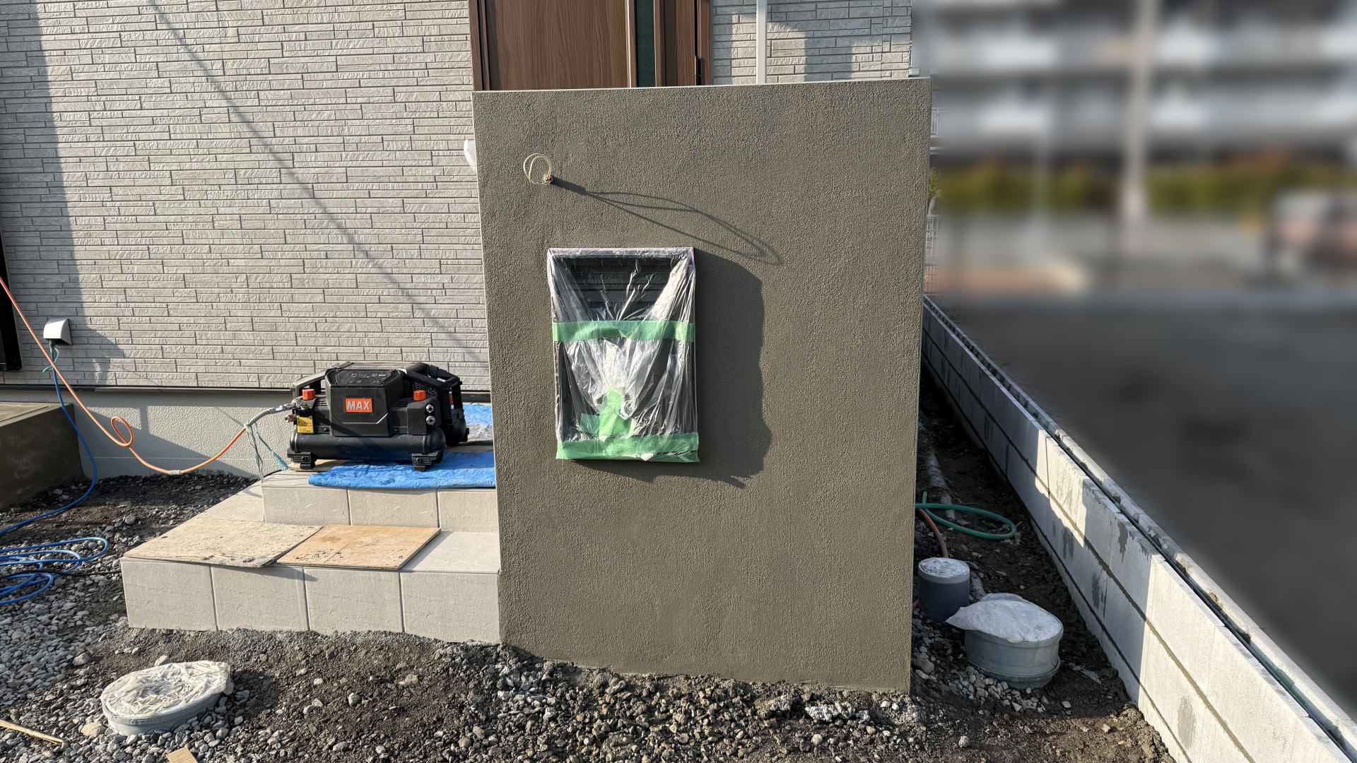 枚方市F様邸　アプローチ　門柱左官仕上げ