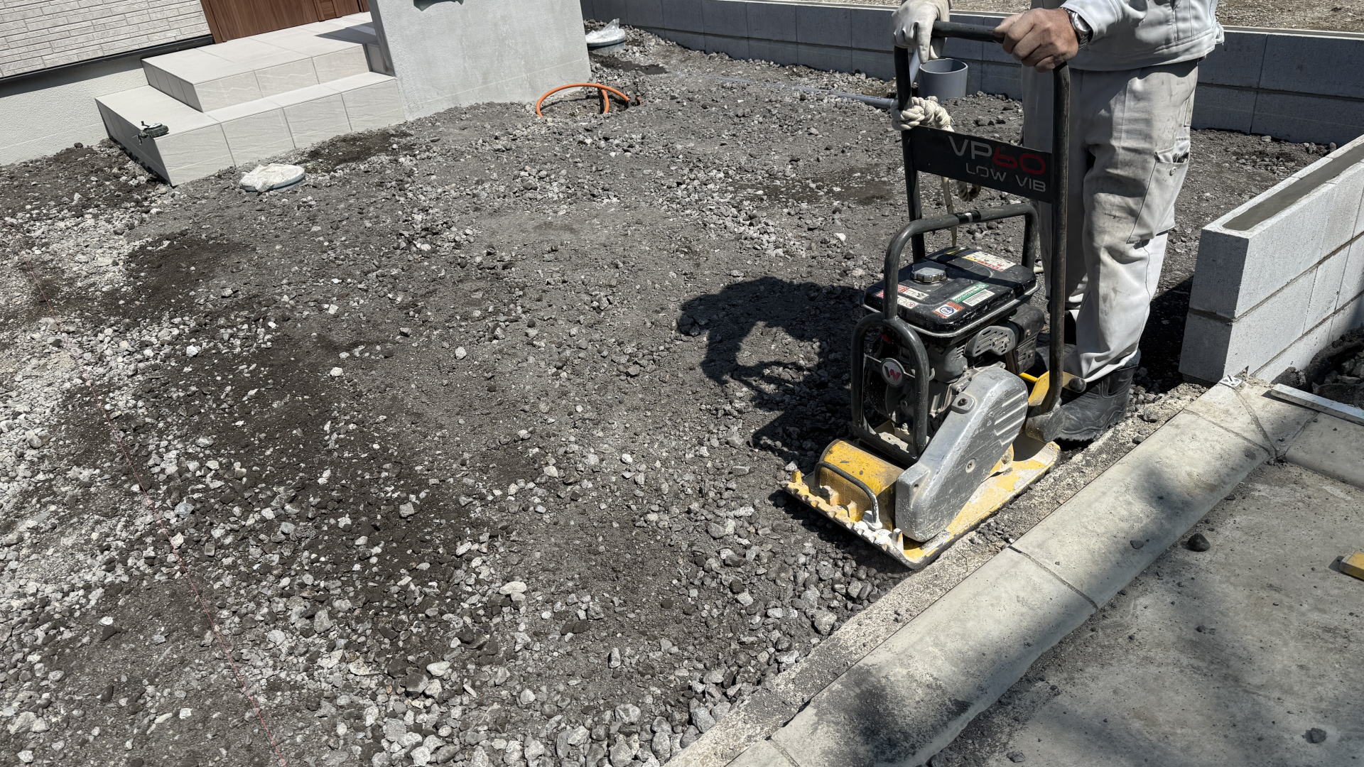 枚方市F様邸　アプローチ・カースペース　再生砕石敷き　転圧