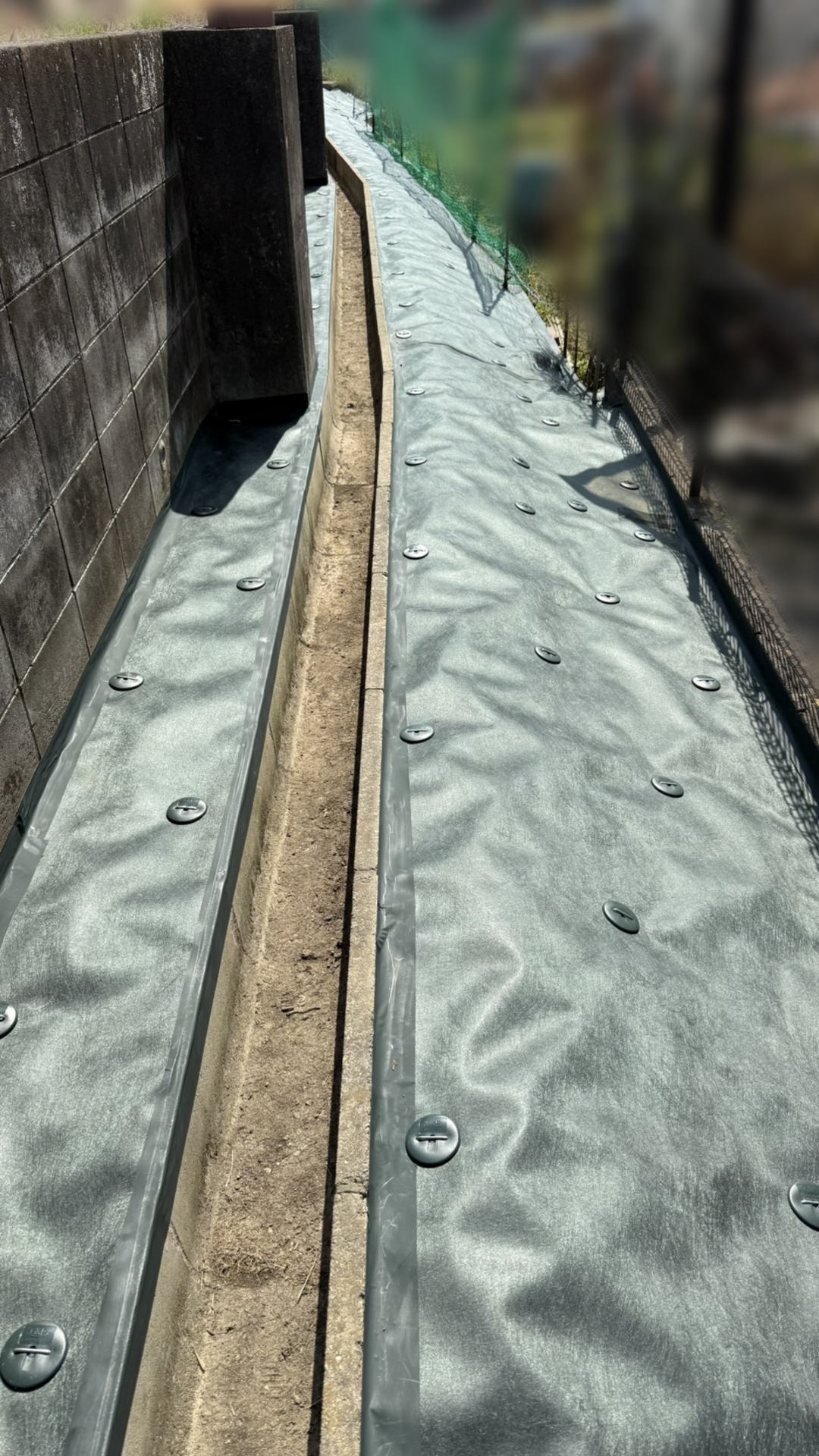 高槻市T様邸　法面　防草敷設　デュポン社　ザバーン350G