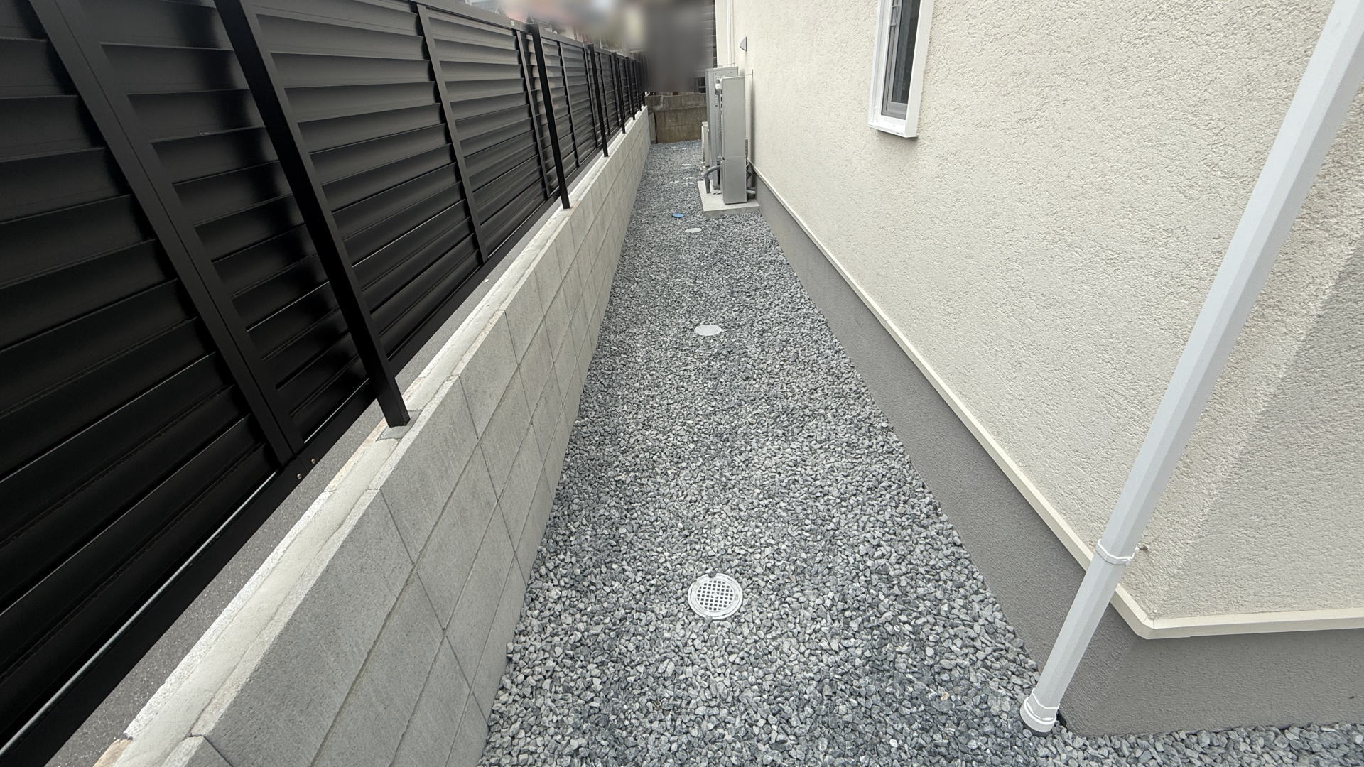 高槻市K様邸 建物周囲 防草シート+砕石敷き