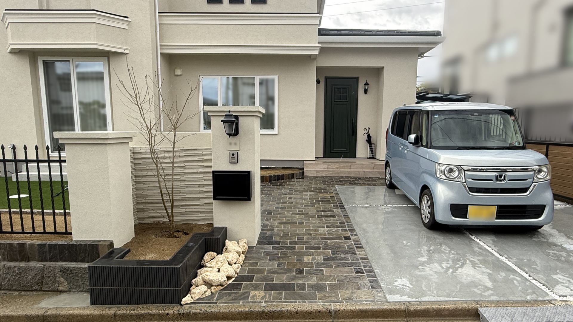 高槻市K様邸 アプローチ 濡れた状態