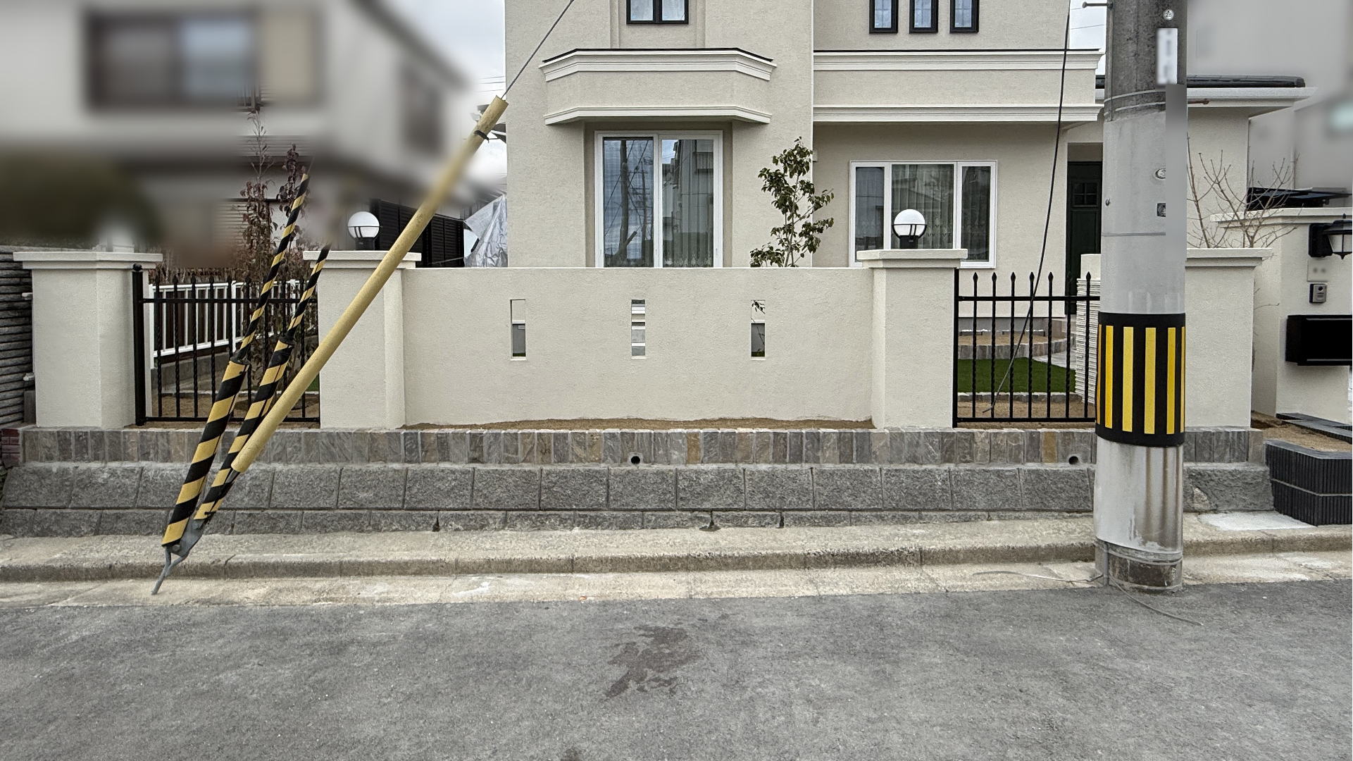 高槻市K様邸 ファサード 四国化成 パレットHGローラータイプ/406 YKK AP トラディシオンフェンス1型T100/カームブラック パナソニック 門柱灯LGWJ56975F