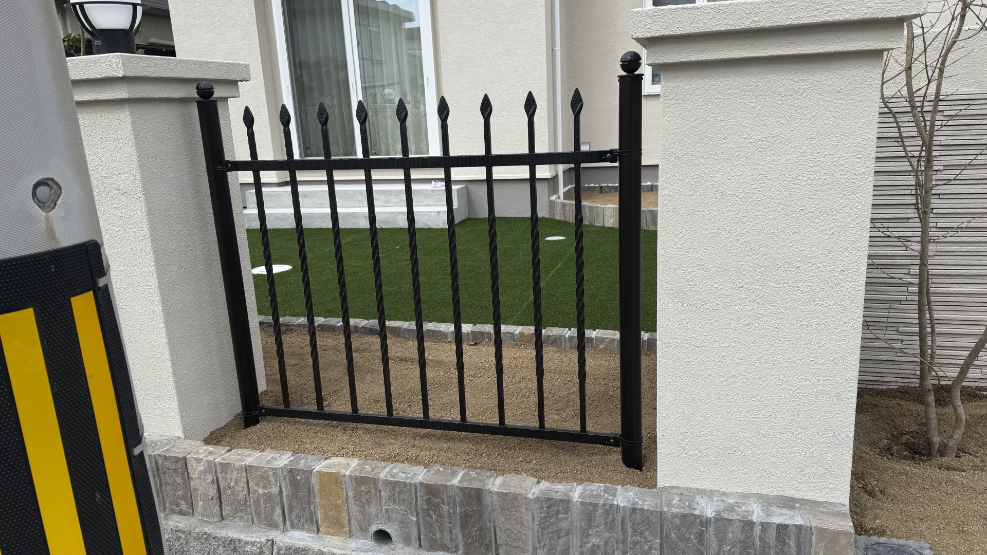 高槻市K様邸 ファサード YKK AP トラディシオンフェンス1型T100/カームブラック 始端終端タイプ:端部