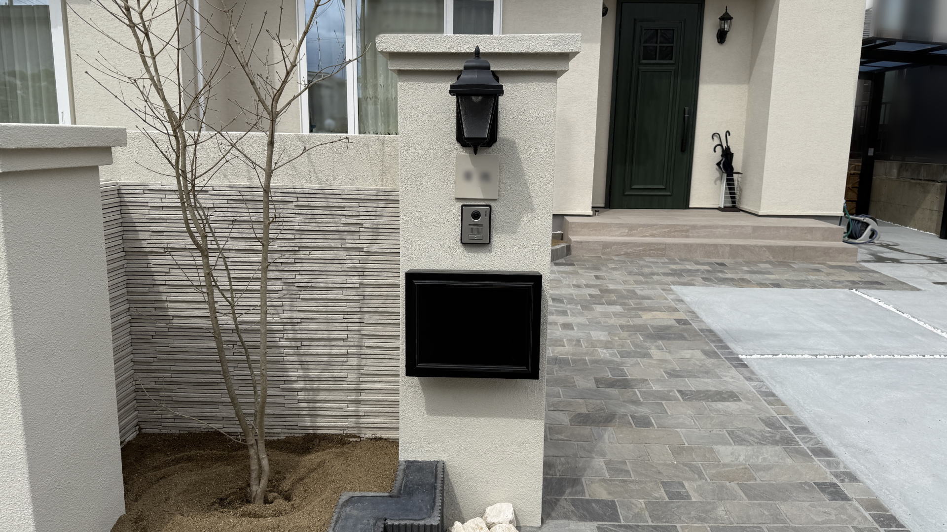 高槻市K様邸 門まわり パナソニック ポーチライトLSEWC4033LE1 LIXIL-INAX 千陶彩HAL-RN-STS-11 美濃クラフト 陶器・タイル表札 MONO TMO-3/マットアイボリー オンリーワンクラブ バーサス モールド1/フロストブラック