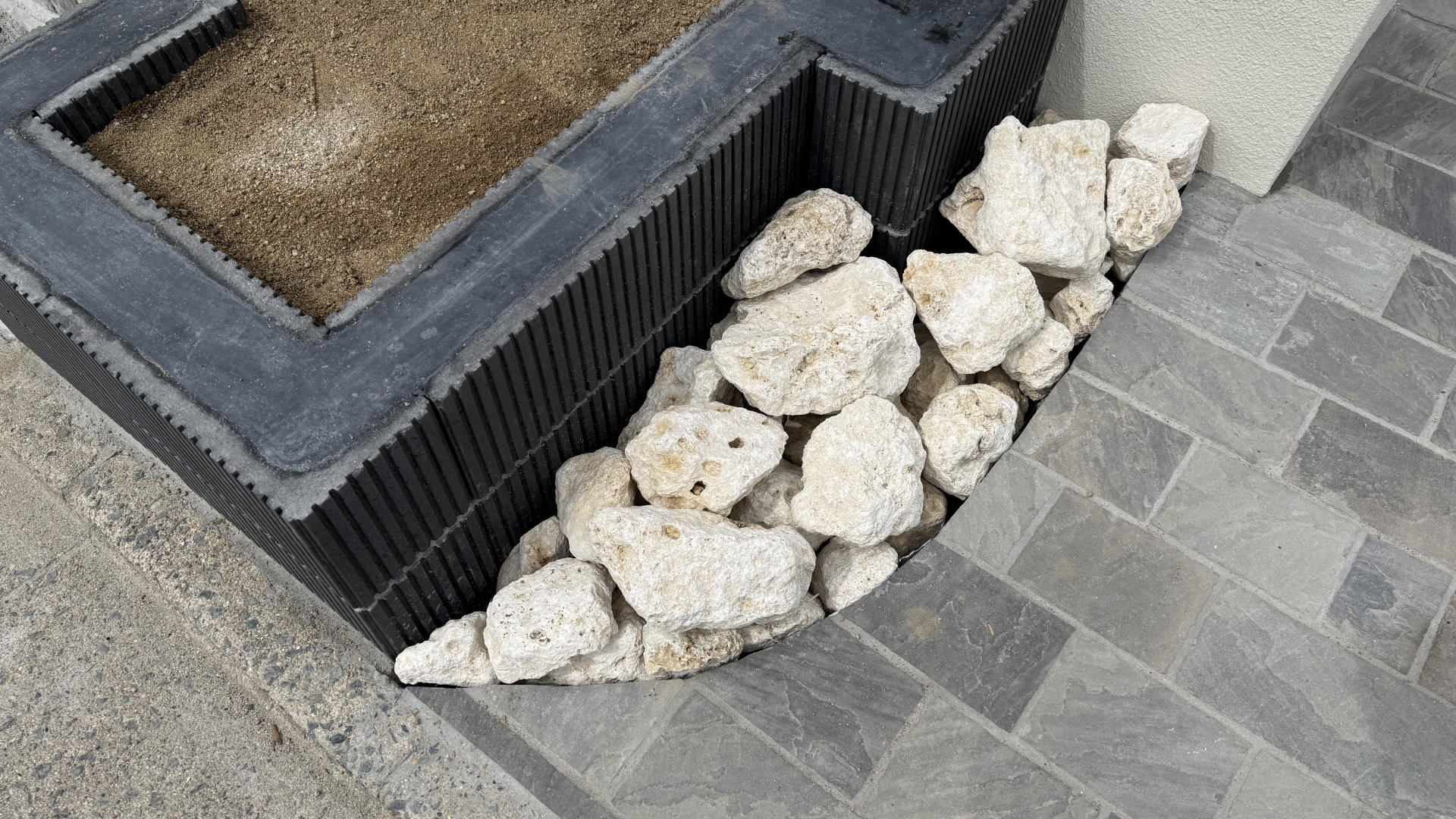 高槻市K様邸 アプローチ ユニソン ワズロック リュウキュウ6~8寸 防草シート