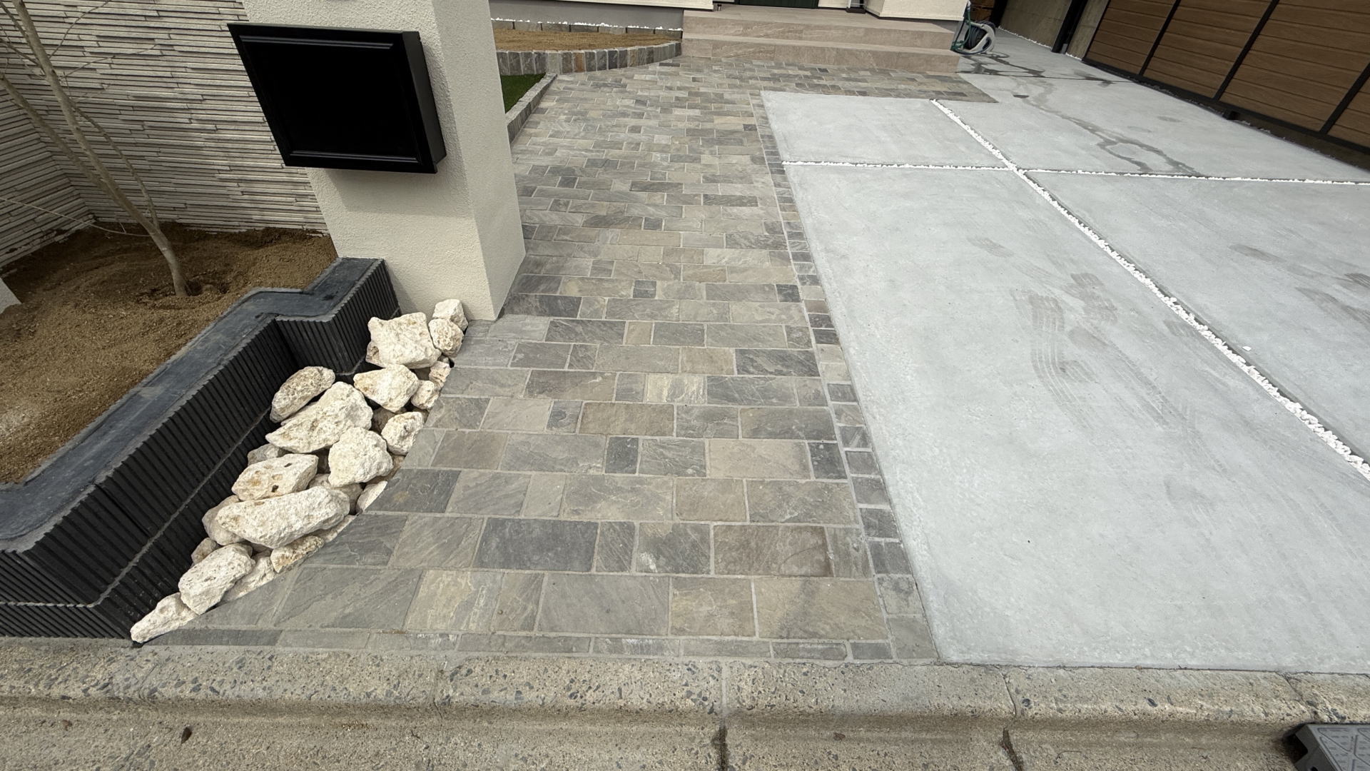 高槻市K様邸 アプローチ ユニソン アルムストーン/ランダムグレー ピンコロW