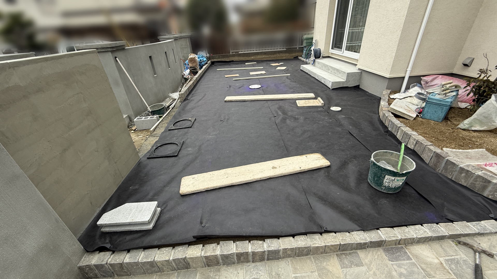 高槻市K様邸 お庭 ユニオンビズ 人工芝専用防草シートタフストップ