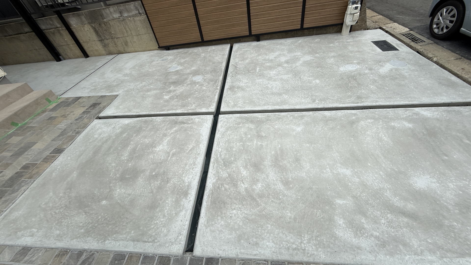 高槻市K様邸 カースペース スリット防草シート敷設