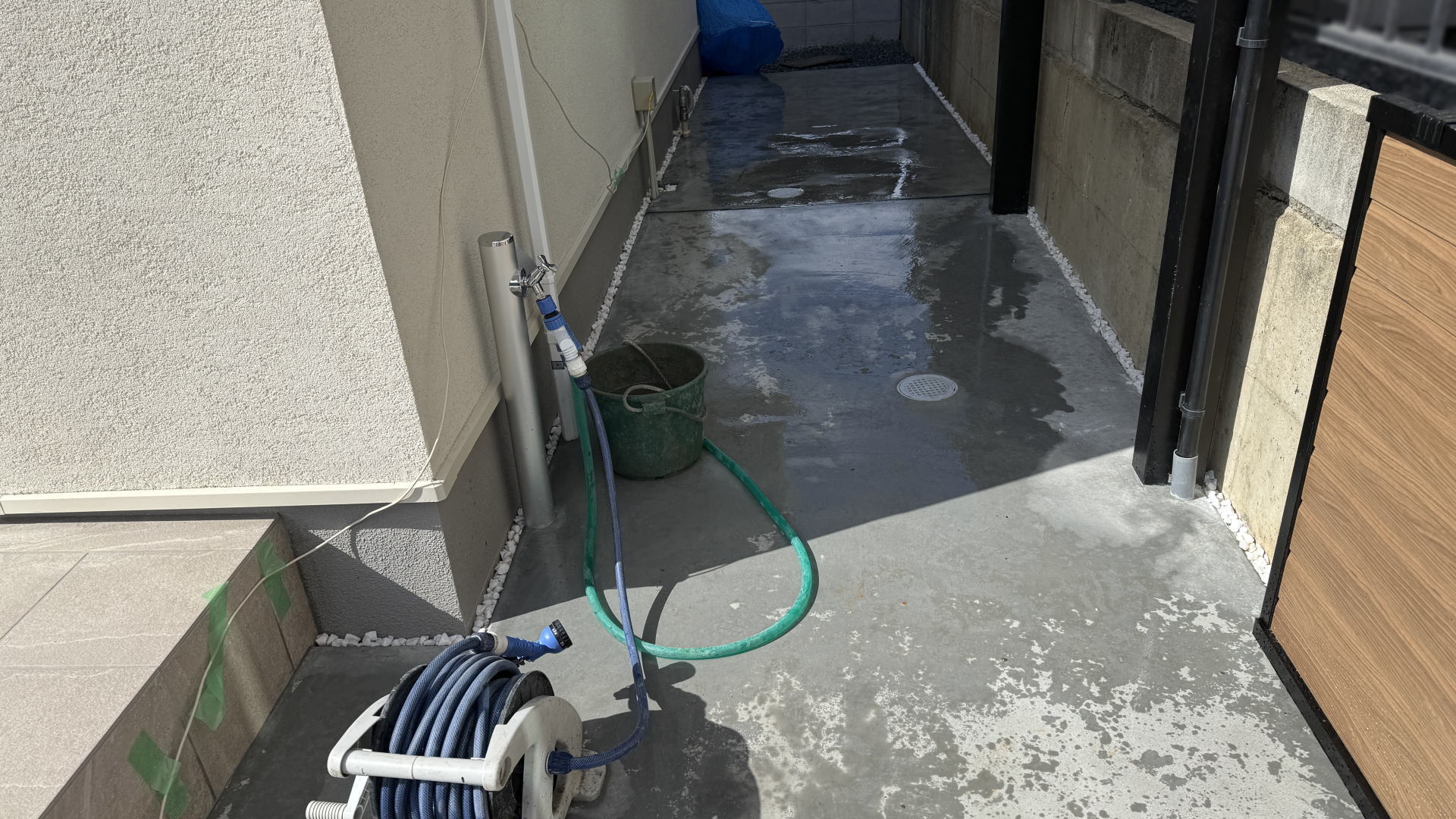 高槻市K様邸 自転車置き場 化粧砂利Z20G4/ホワイト