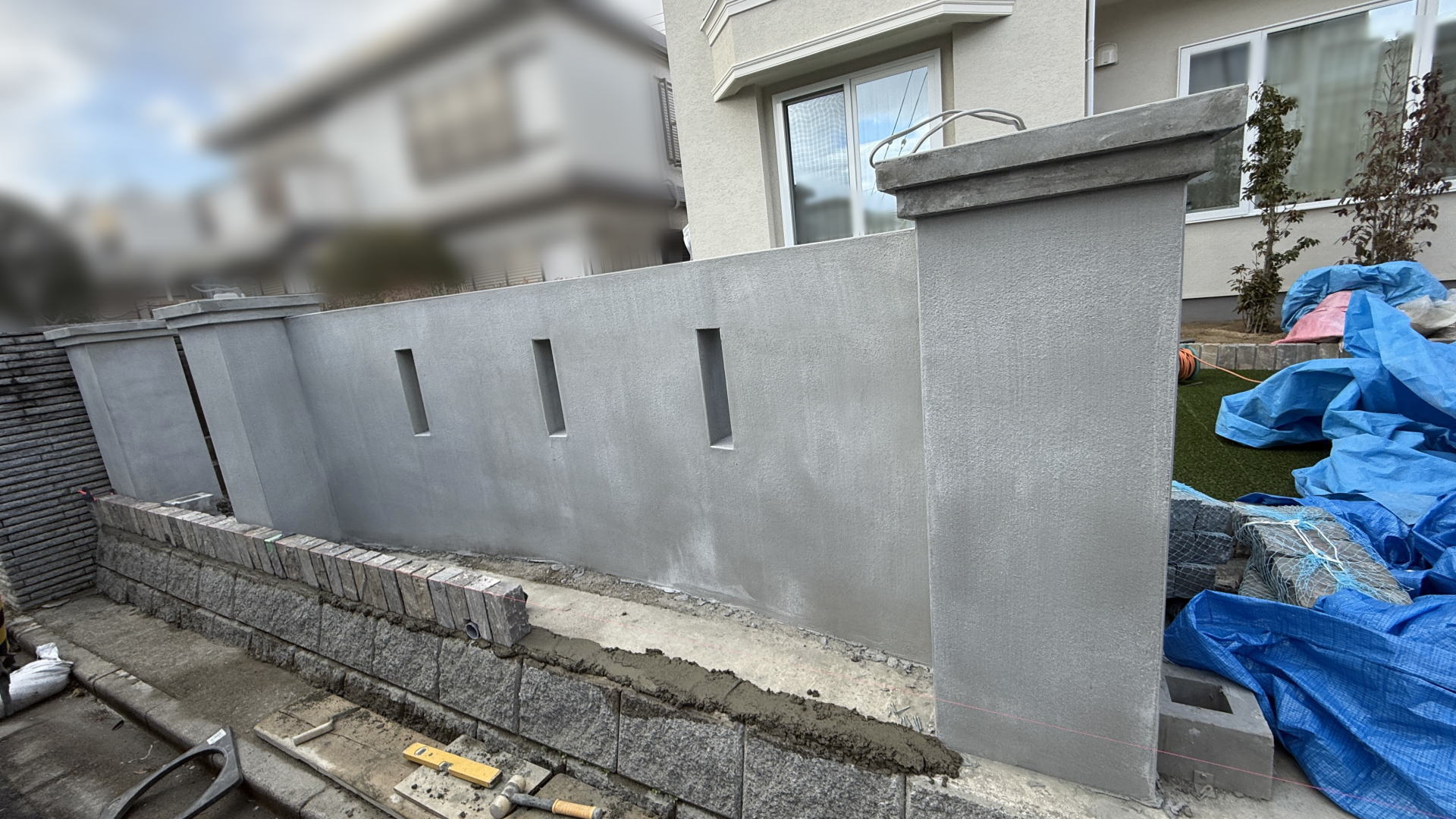 高槻市K様邸 ファサード 花壇ピンコロ積み ユニソン ピンコロW/ランダムグレー