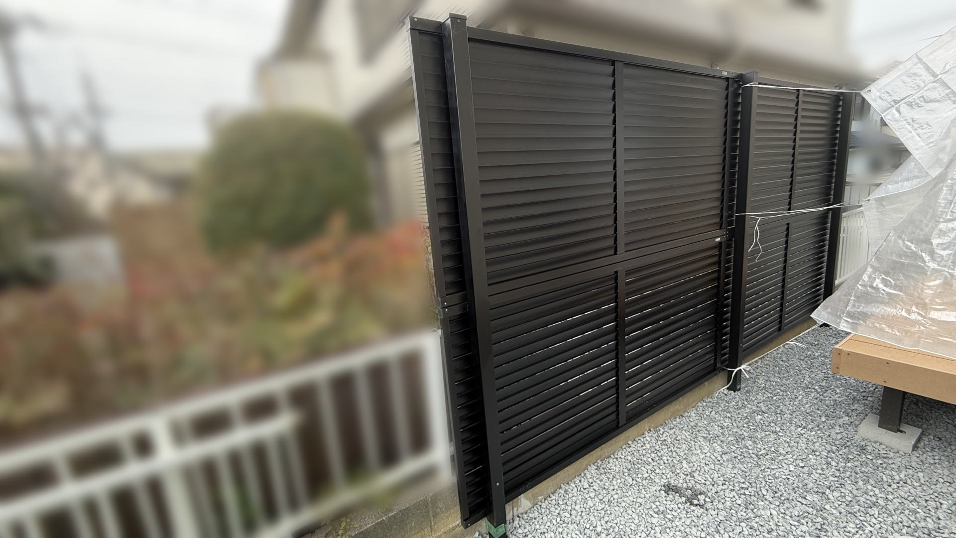 高槻市K様邸　サービスヤード　目隠しフェンス　延長　LIXIL　フェンスAB YL3型/ブラック T10　2段施工　多段柱T20/ブラック