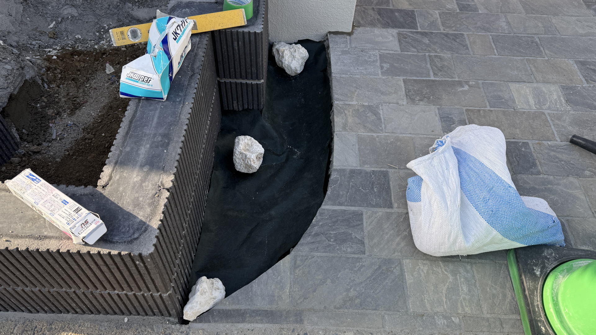 高槻市K様邸 アプローチ 防草シート敷設