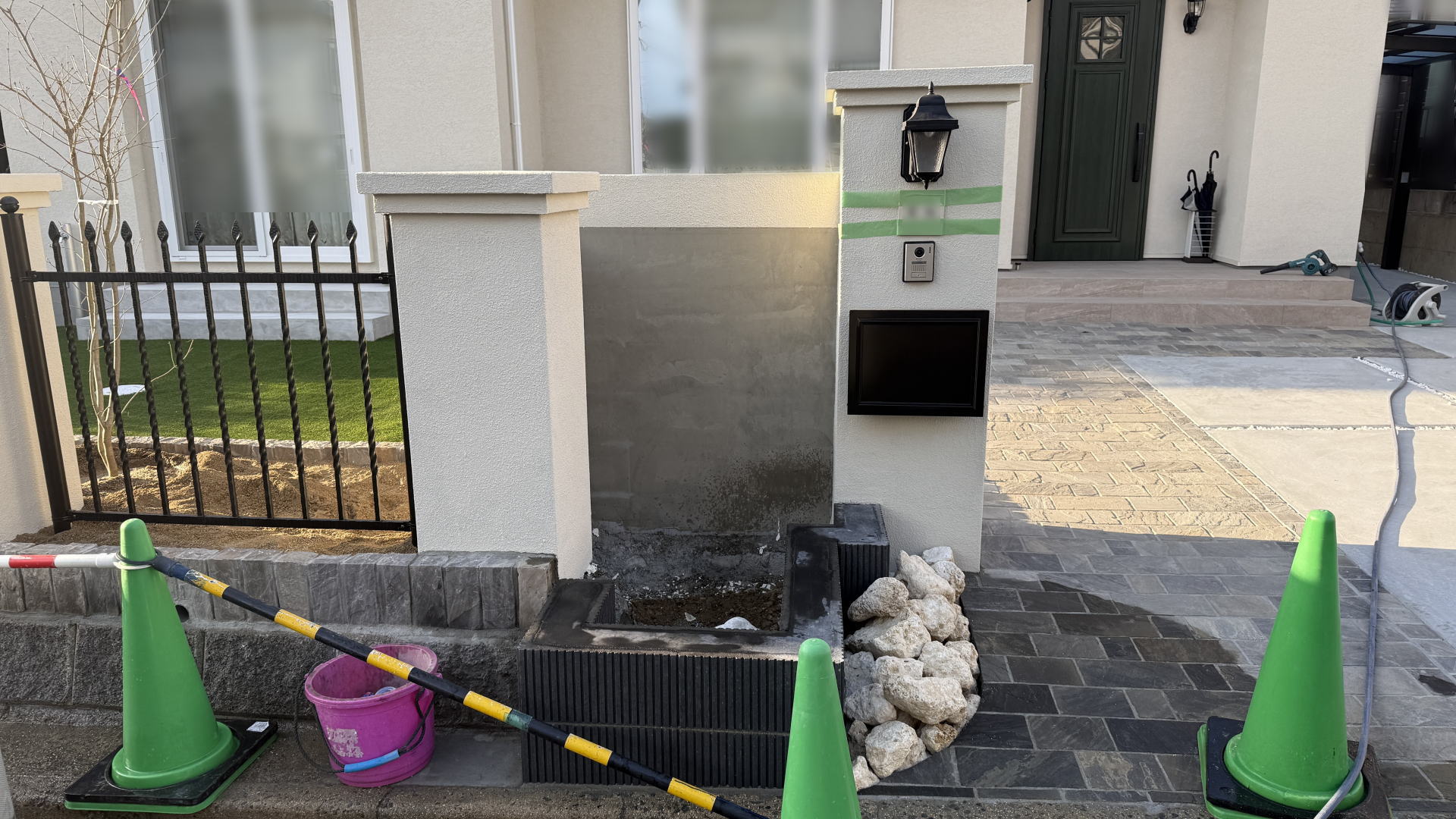 高槻市K様邸 門まわり パナソニック ポーチライトLSEWC4033LE1 美濃クラフト 陶器・タイル表札 MONO TMO-3/マットアイボリー オンリーワンクラブ バーサス モールド1/フロスとブラック