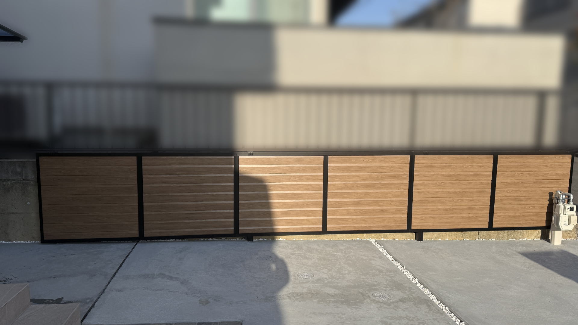 高槻市K様邸 隣地境界沿い LIXIL フェンスAB_YL2-K型(片面木調)/ブラック&チェリーウッド T-10 多段柱T12/ブラック