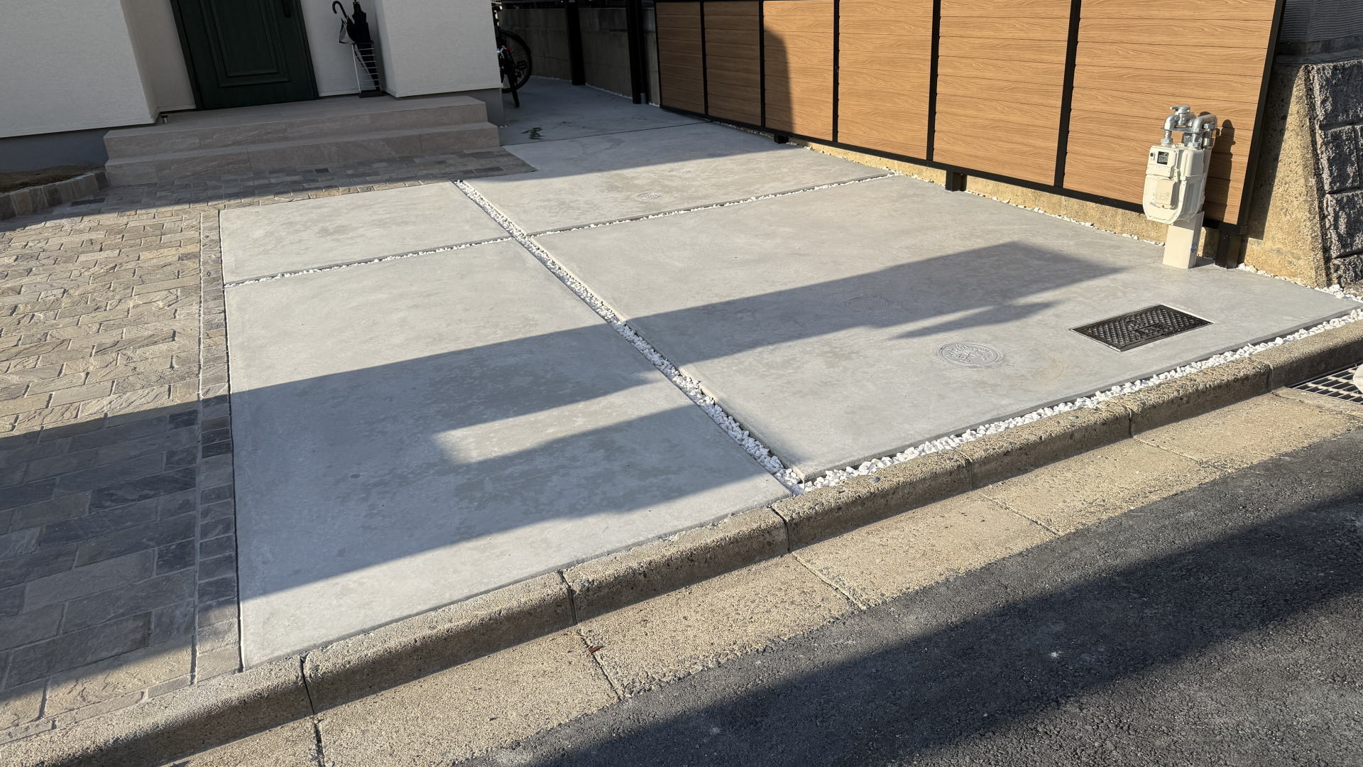 高槻市K様邸 カースペース 土間コンクリート金コテ仕上げ アイシン 化粧砂利Z20G4/ホワイト