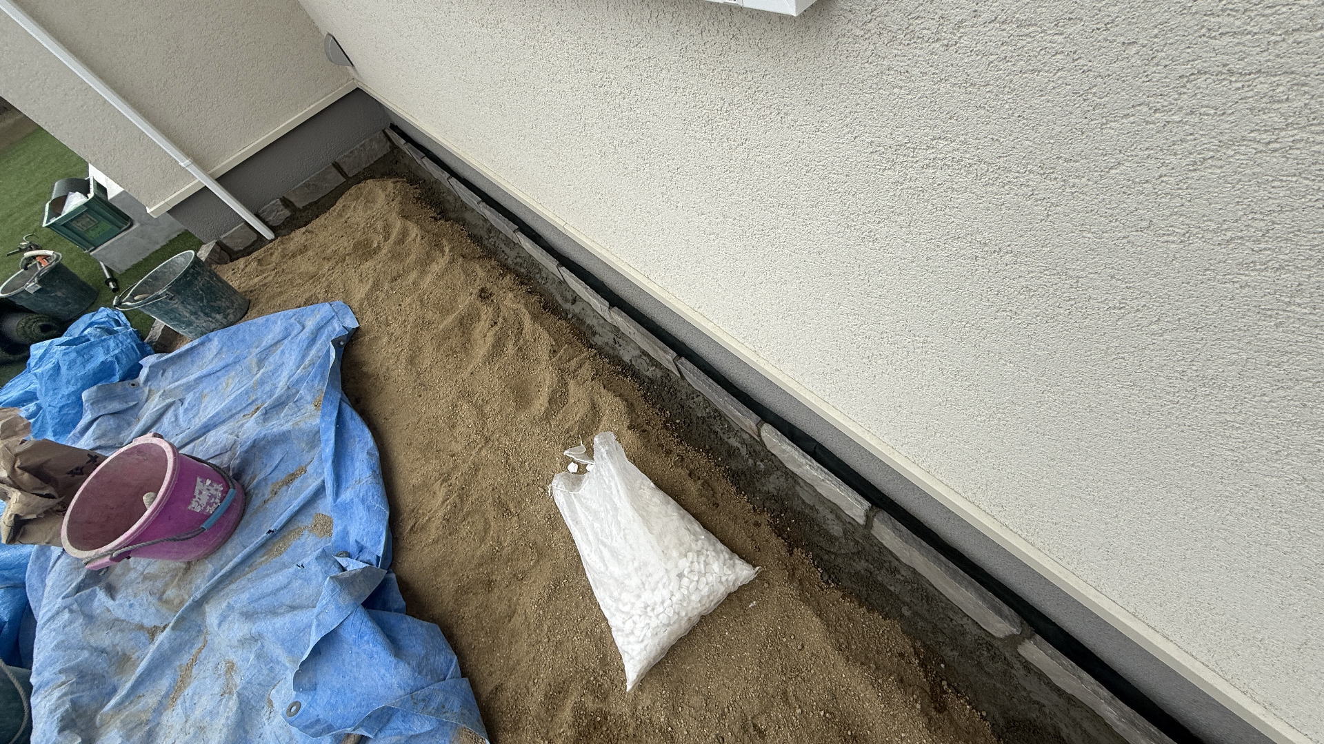 高槻市K様邸 アプローチ 花壇 ユニソン アルムストーン/ランダムグレー 防草シート