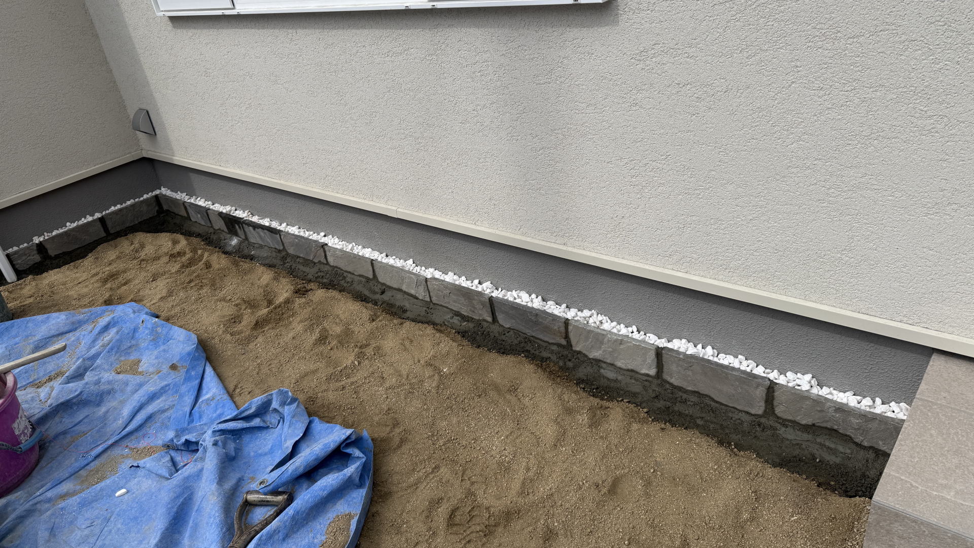 高槻市K様邸 アプローチ 花壇 アイシン 化粧砂利Z20G4/ホワイト