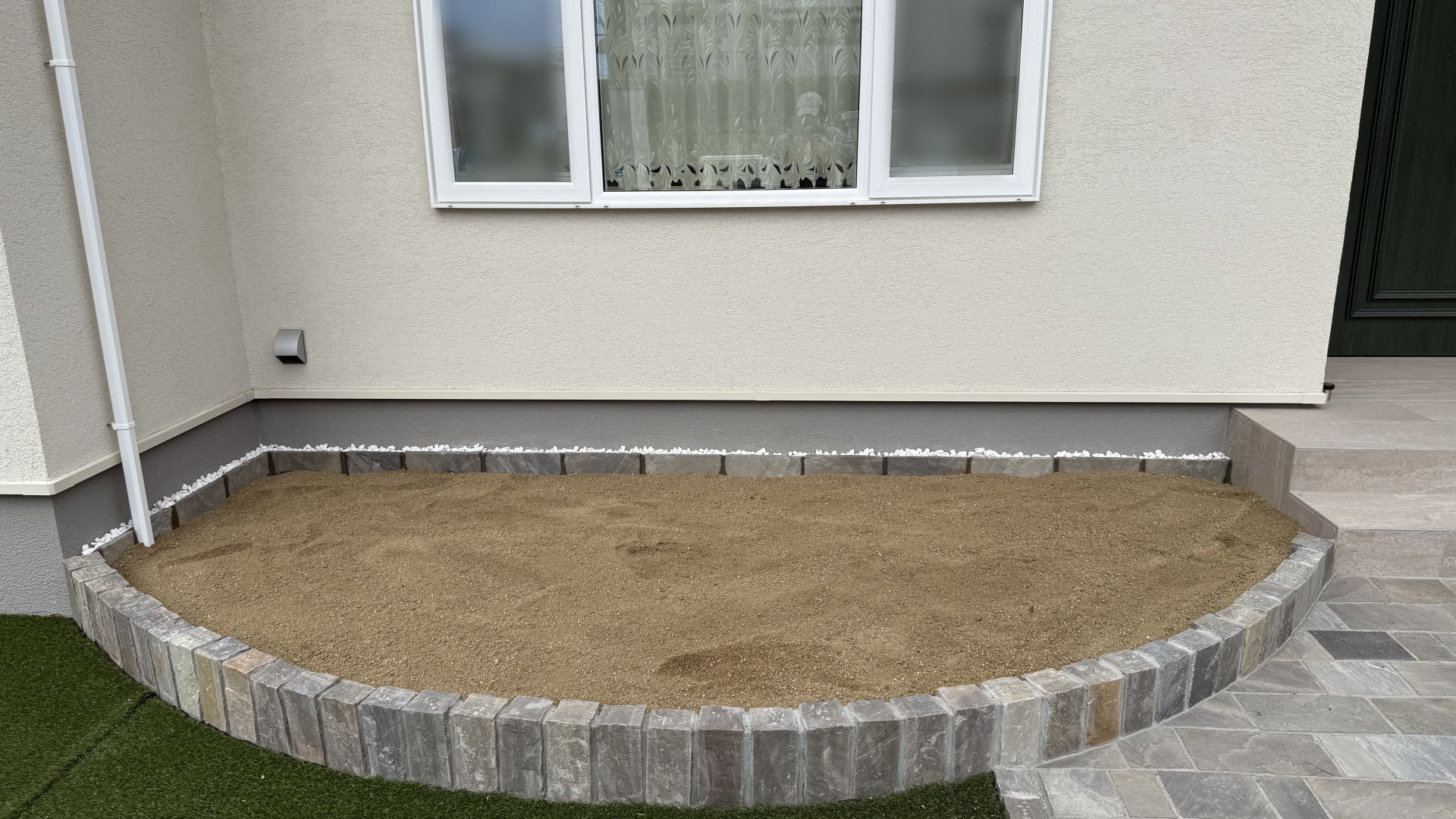 高槻市K様邸 アプローチ花壇 ユニソン ピンコロW/ランダムグレー アルムストーン/ランダムグレー