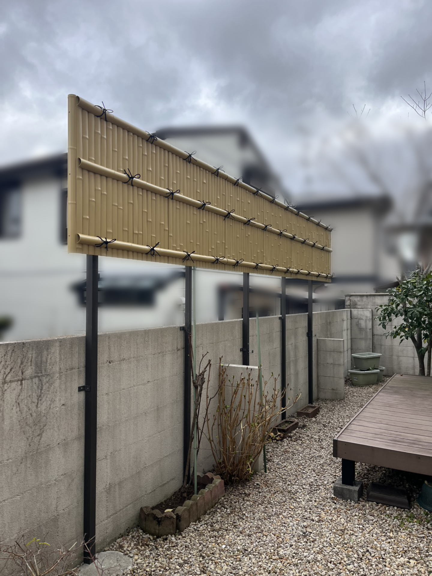 京都府長岡京市N様邸　東側境界沿い　ecoバンブー　建仁寺垣/真竹(両面)　焼角柱仕様