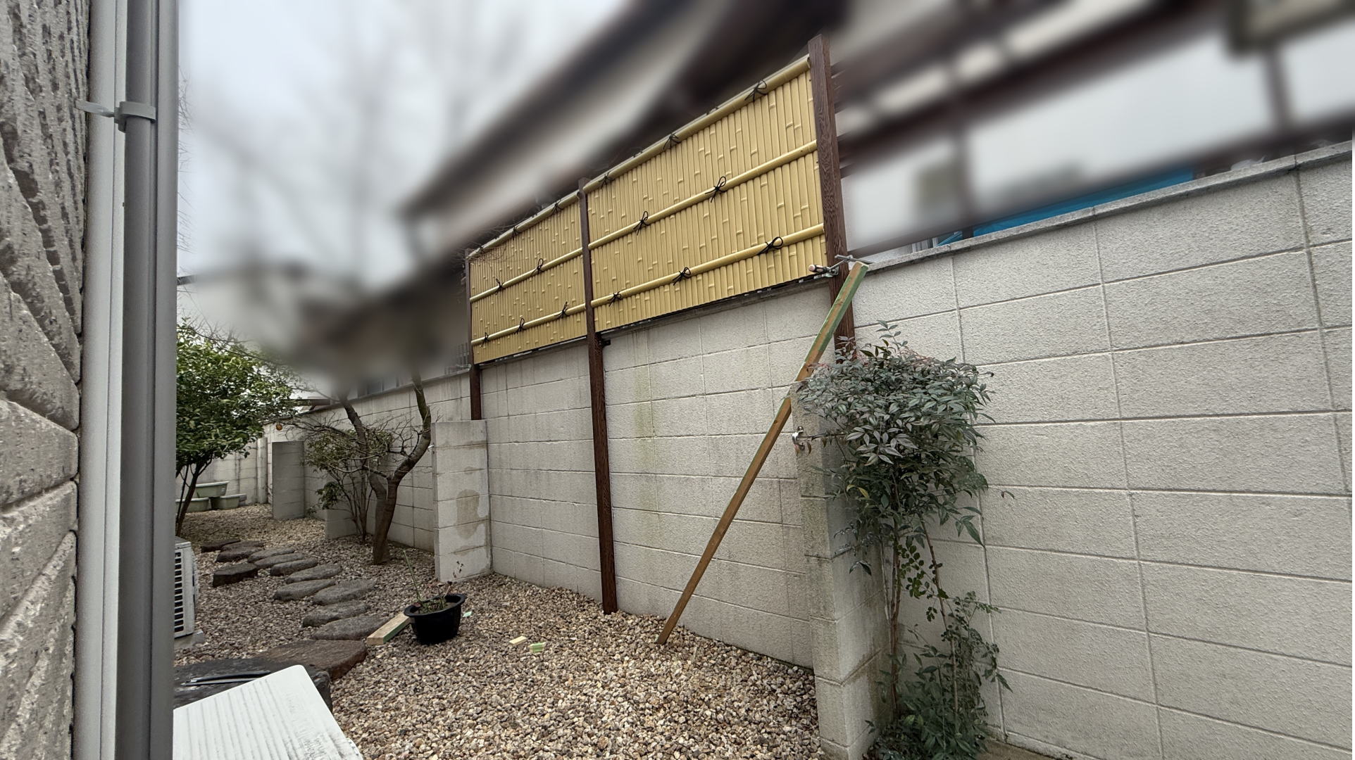 京都府長岡京市N様邸 南側境界沿い ecoバンブー 建仁寺垣/真竹(両面) 焼角柱