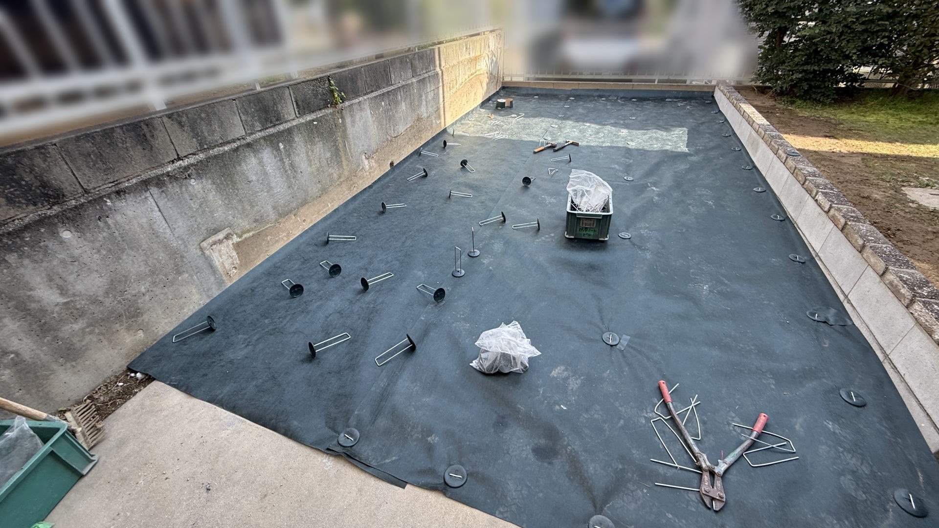 高槻市S様邸 カースペース 防草シート敷設 デュポン社 ザバーン240G ピン止め GFワッシャー&コの字ピン止め