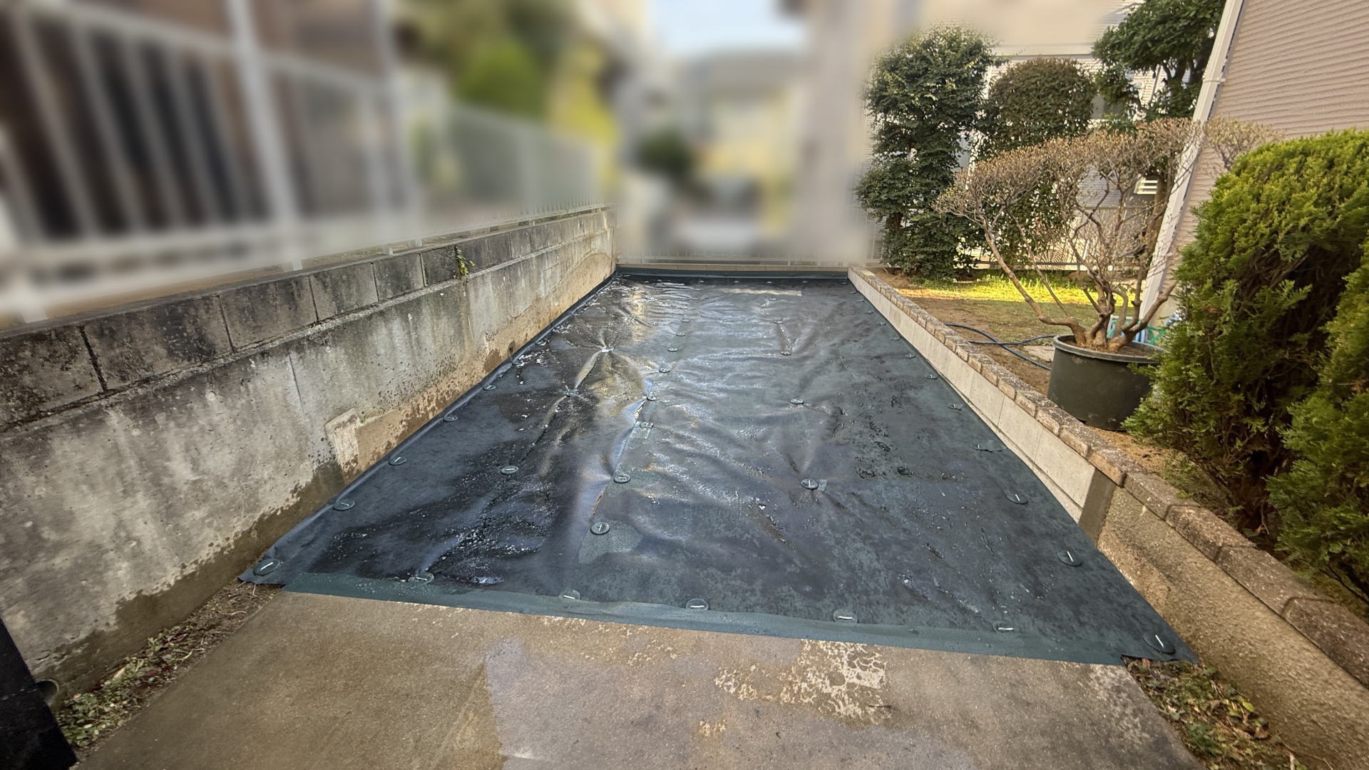 高槻市S様邸　カースペース　防草シート　デュポン社　ザバーン240G　ピン止め　GFワッシャー＆コの字ピン止め