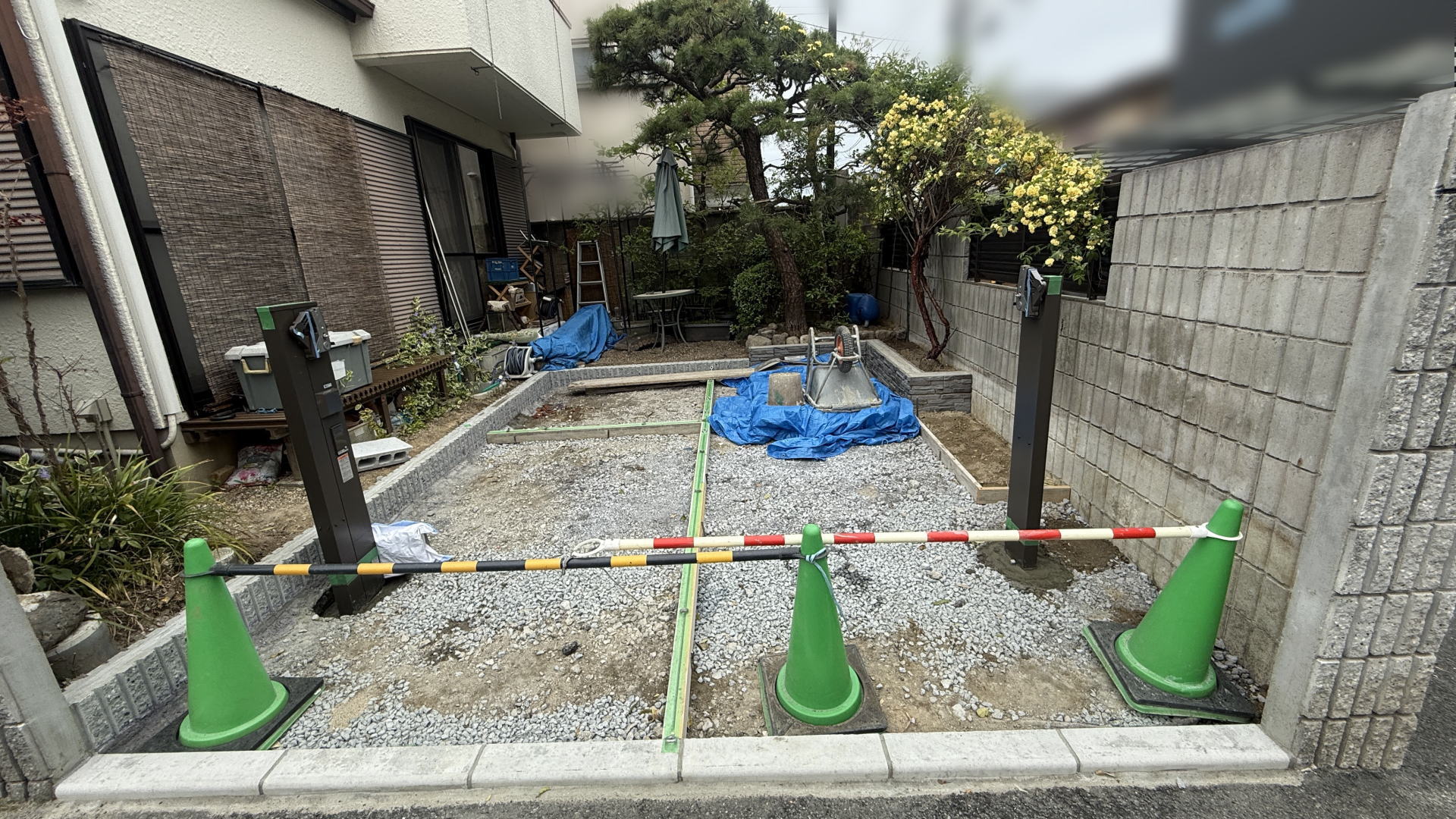 高槻市A様邸　駐車スペース　跳ね上げ門扉柱設置