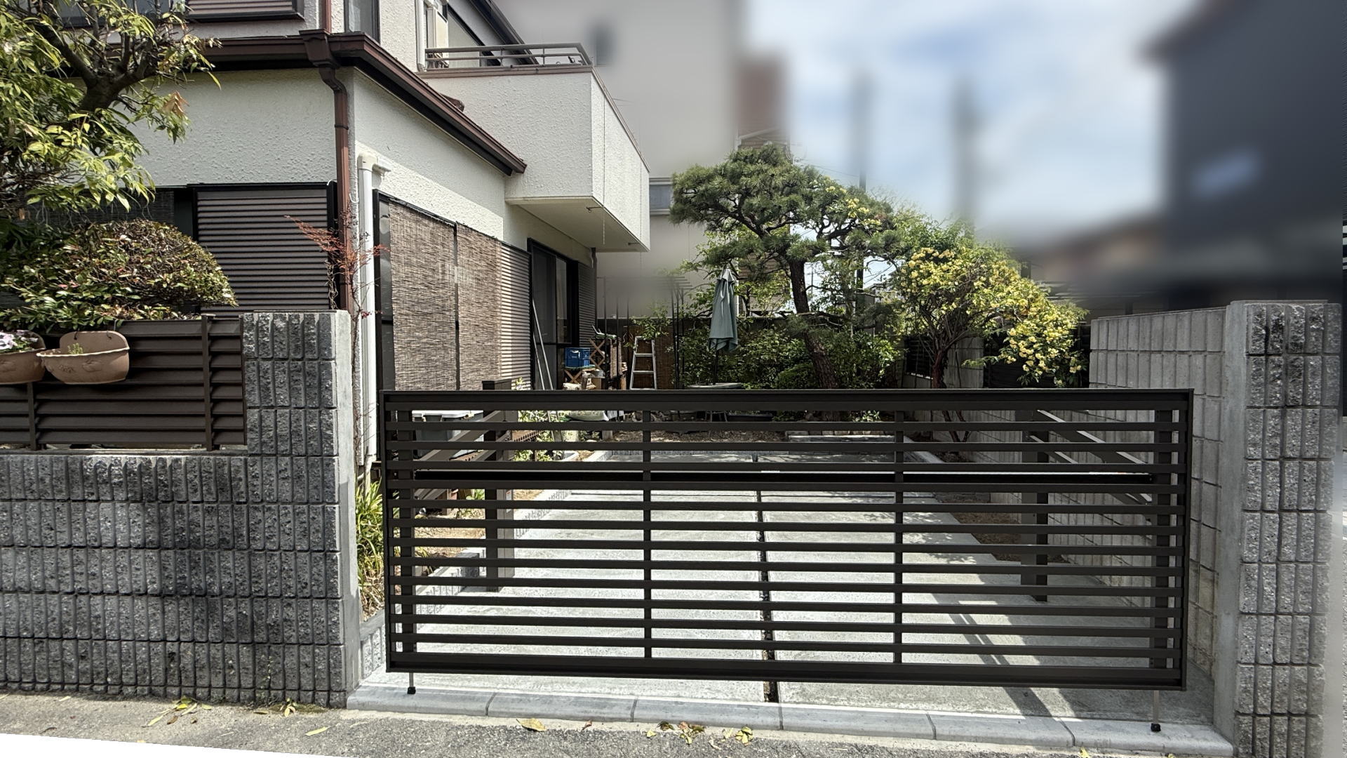 高槻市A様邸　駐車スペース　LIXIL　ワイドオーバードアS3型33-12/ハイルーフ/オータムブラウン　電動タイプ