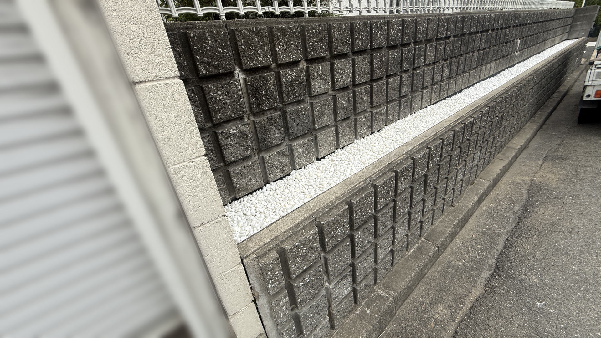 高槻市T様邸　道路境界沿い花壇　防草シート＋化粧砂利　アイシン　白仙