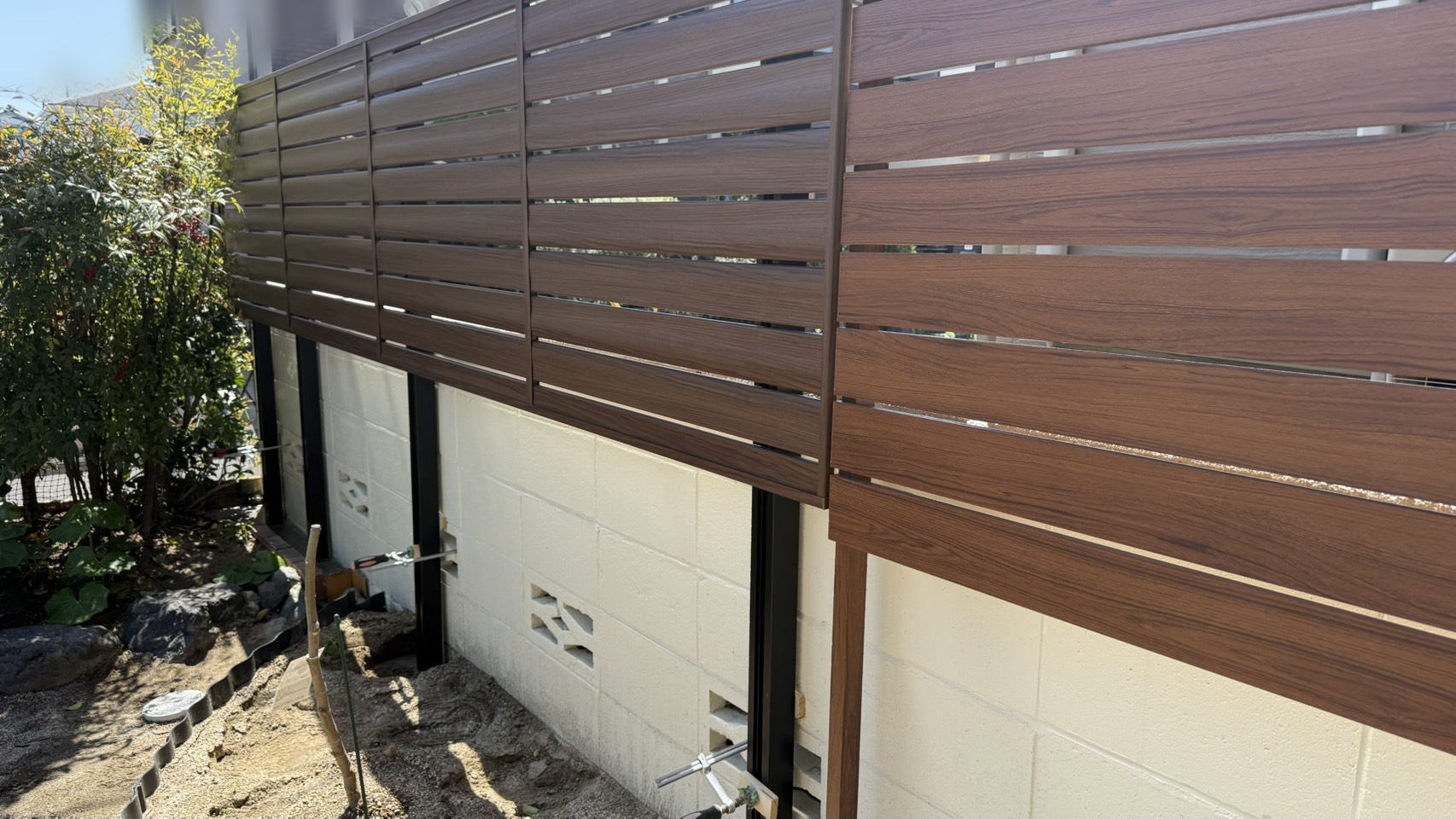 三島郡島本町B様邸　隣地境界沿い　フェンス設置前　LIXIL　フェンスAA YS1型(横スリット ゆらぎ)/クリエモカ＆ブラック　T-8　多段柱/ブラック