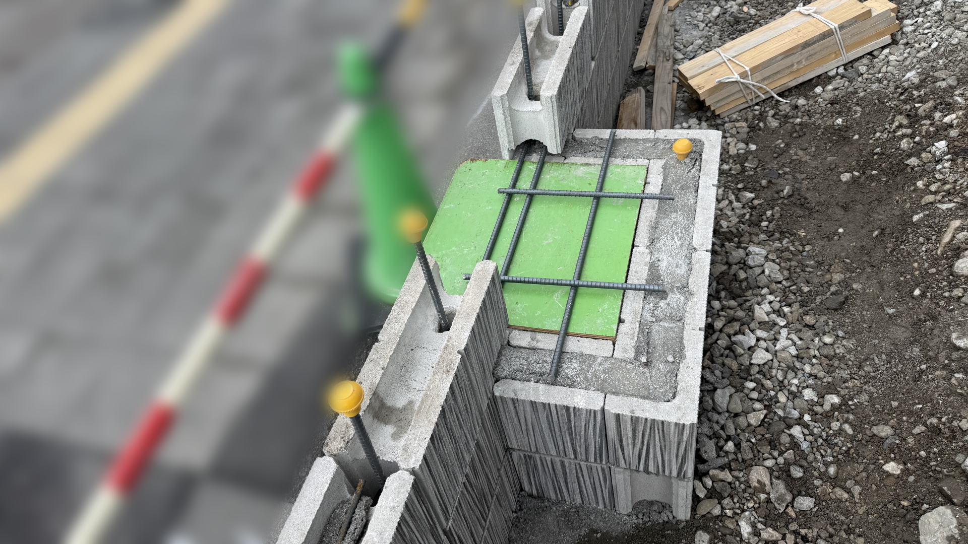 高槻市Y様邸　道路境界沿い　型枠設置　